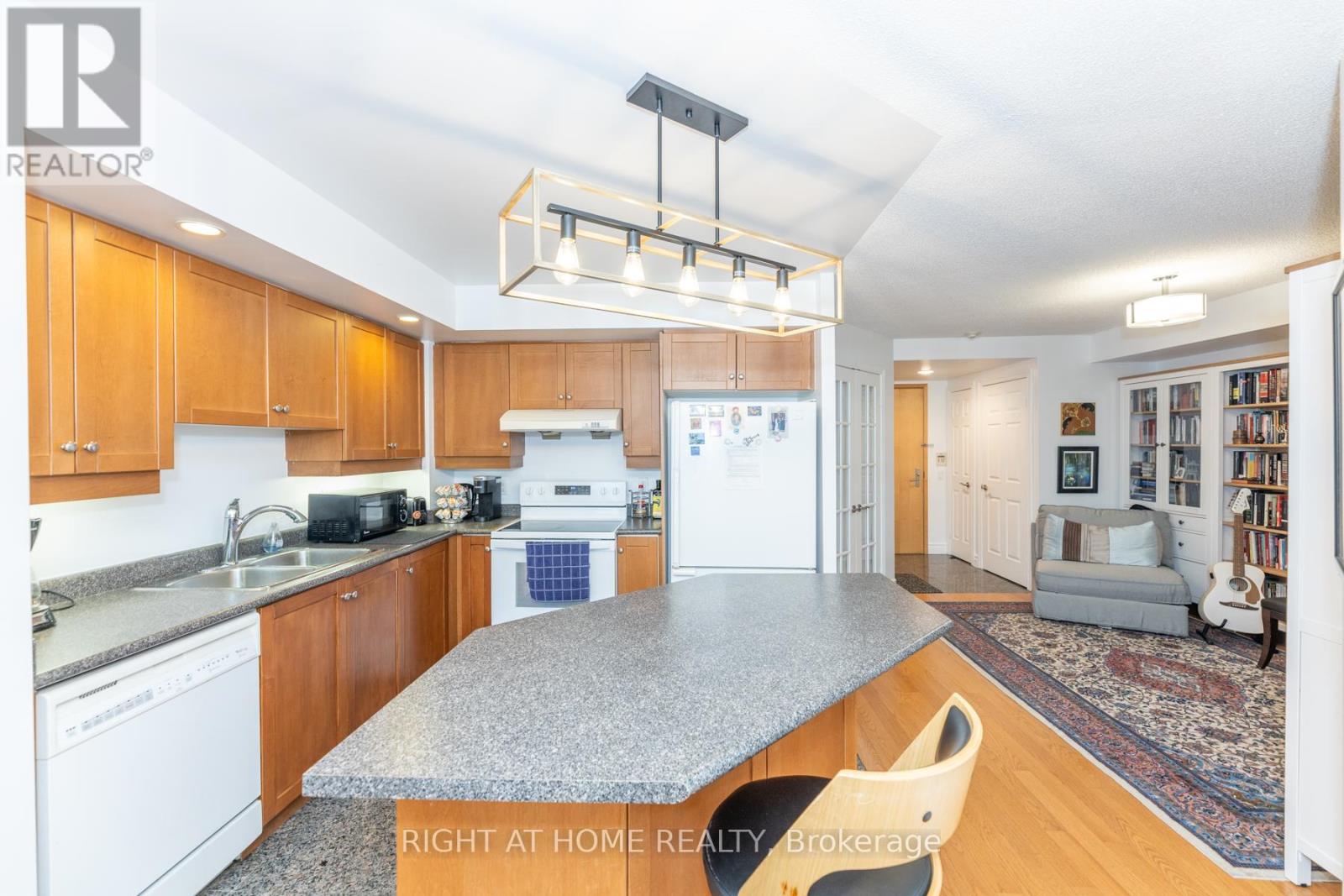 813 - 123 Eglinton Avenue E, Toronto, Ontario  M4P 1J2 - Photo 19 - C12460503