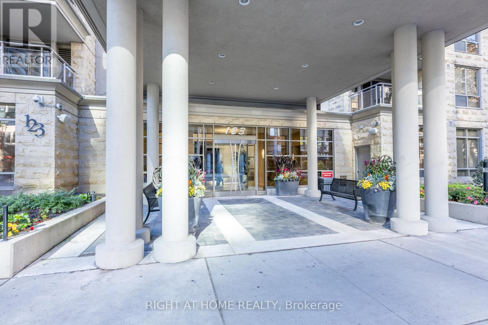 813 - 123 Eglinton Avenue E, Toronto, Ontario  M4P 1J2 - Photo 2 - C12460503