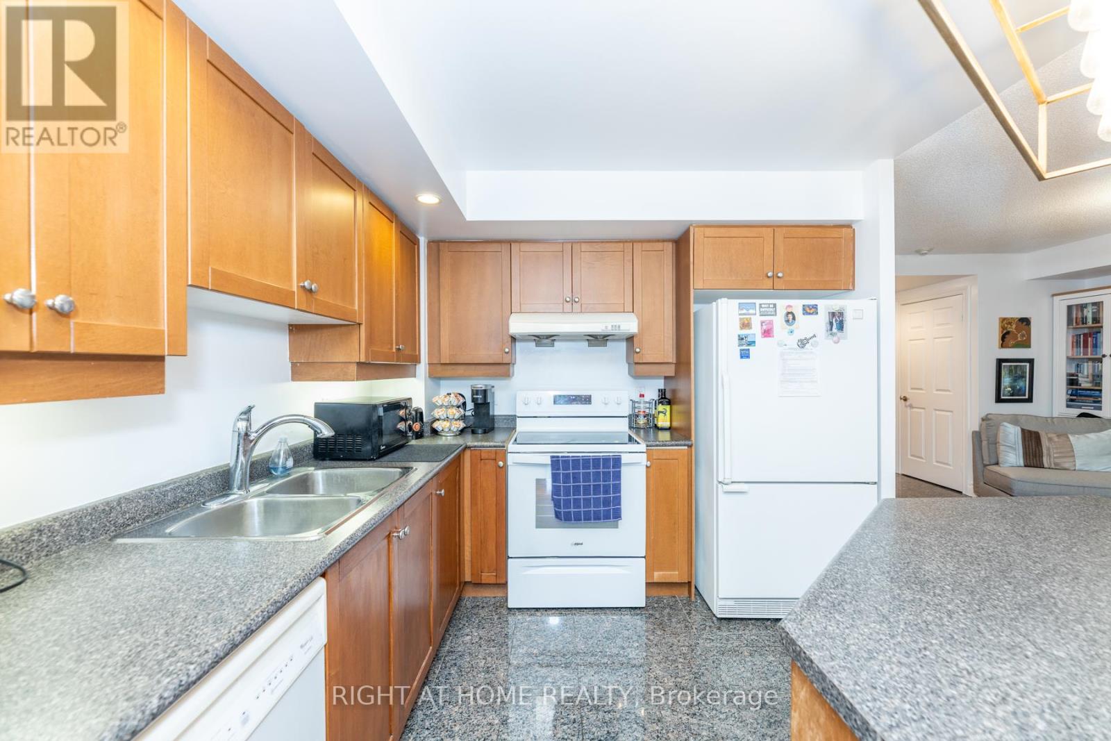813 - 123 Eglinton Avenue E, Toronto, Ontario  M4P 1J2 - Photo 21 - C12460503