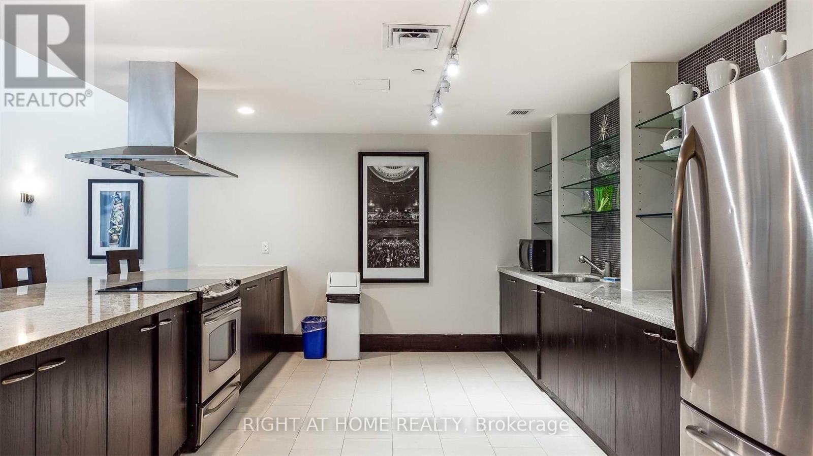 1302 - 438 King Street W, Toronto, Ontario  M5V 3T9 - Photo 10 - C12460542
