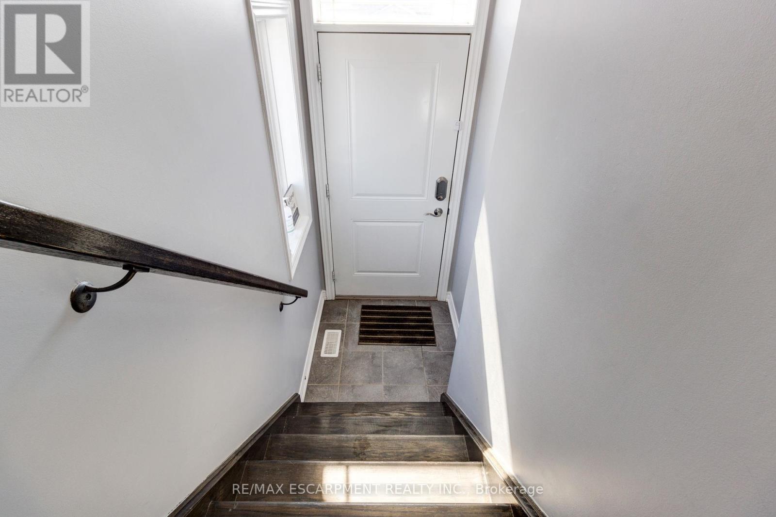 82 Bloom Crescent, Hamilton, Ontario  L0R 1P0 - Photo 11 - X12460448