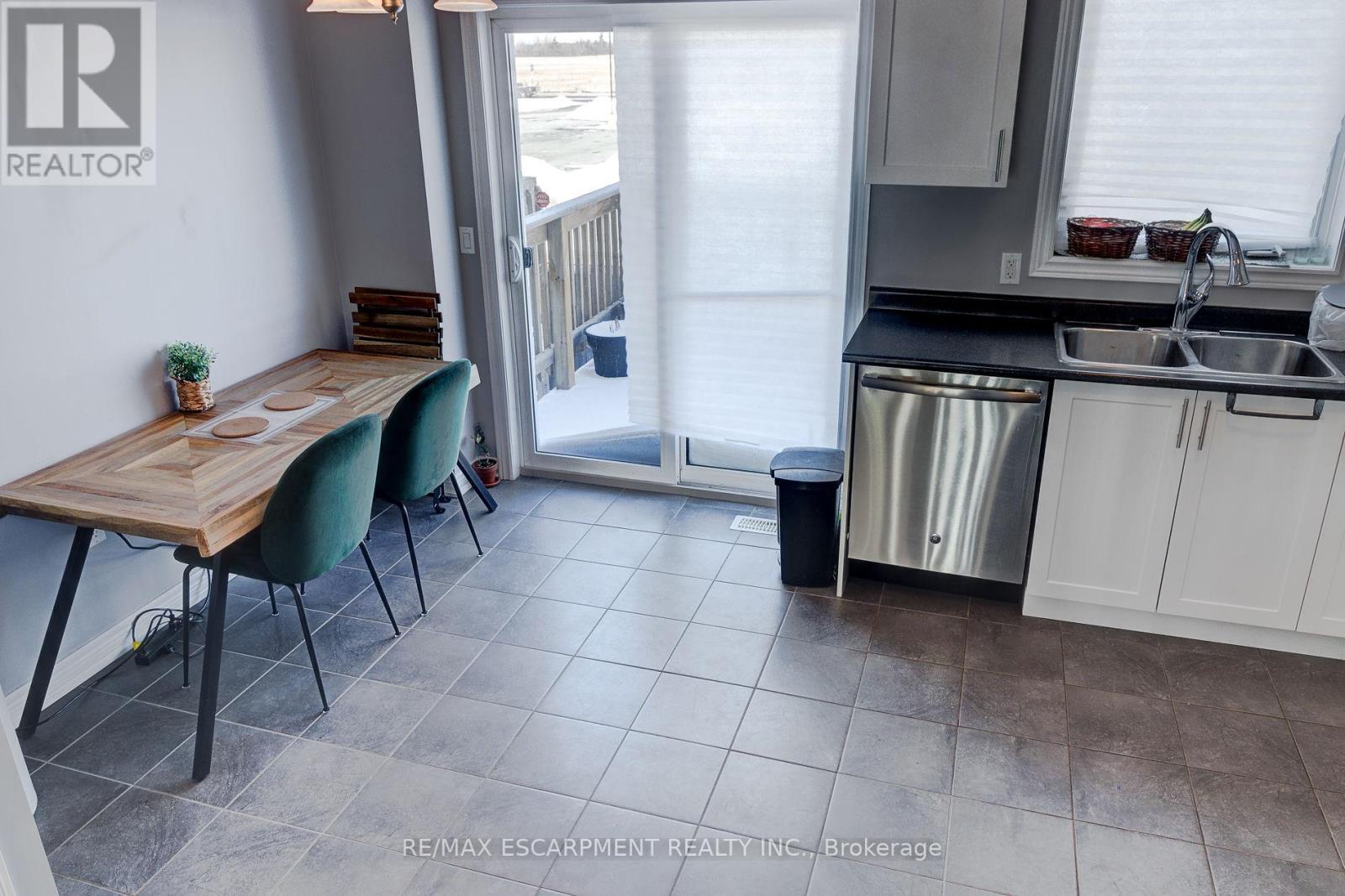 82 Bloom Crescent, Hamilton, Ontario  L0R 1P0 - Photo 22 - X12460448