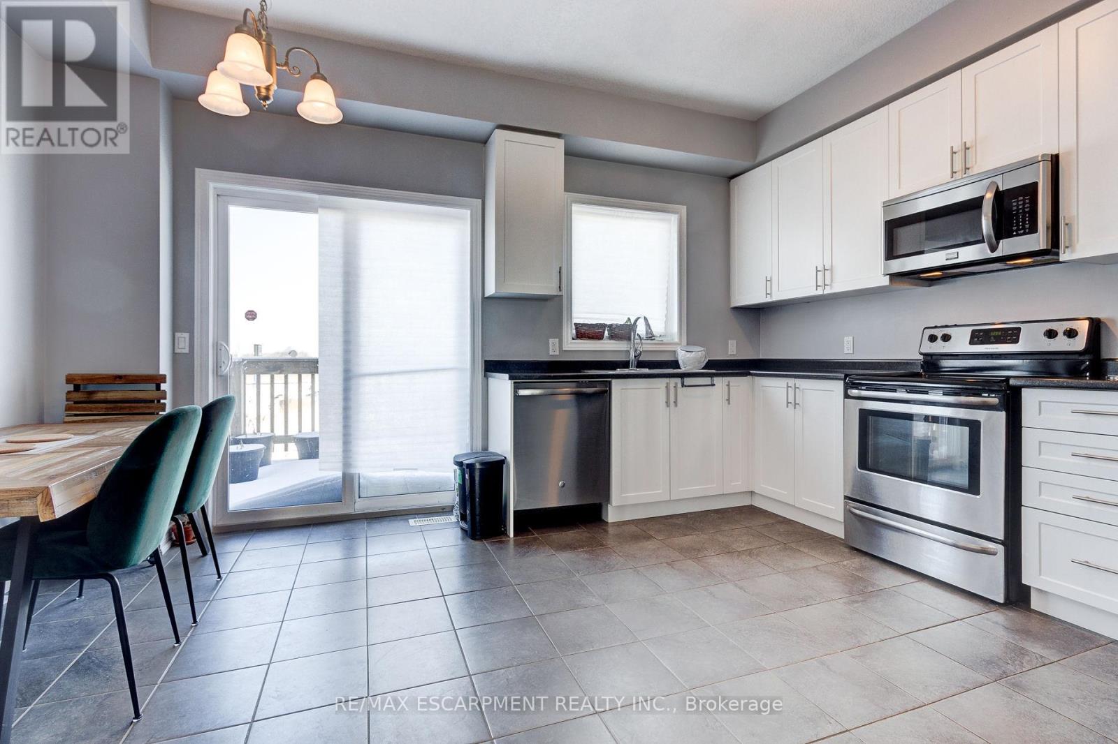 82 Bloom Crescent, Hamilton, Ontario  L0R 1P0 - Photo 23 - X12460448