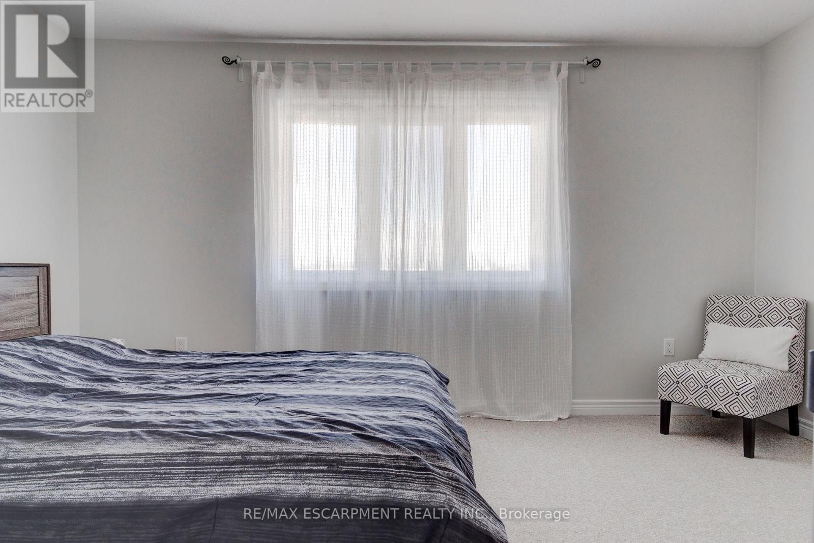 82 Bloom Crescent, Hamilton, Ontario  L0R 1P0 - Photo 32 - X12460448