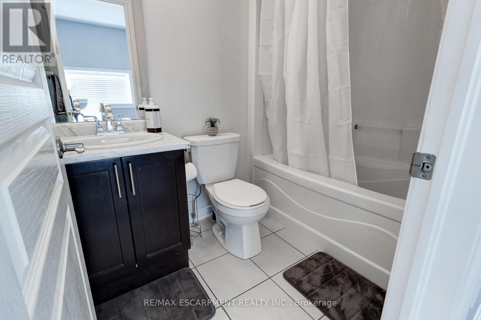 82 Bloom Crescent, Hamilton, Ontario  L0R 1P0 - Photo 37 - X12460448