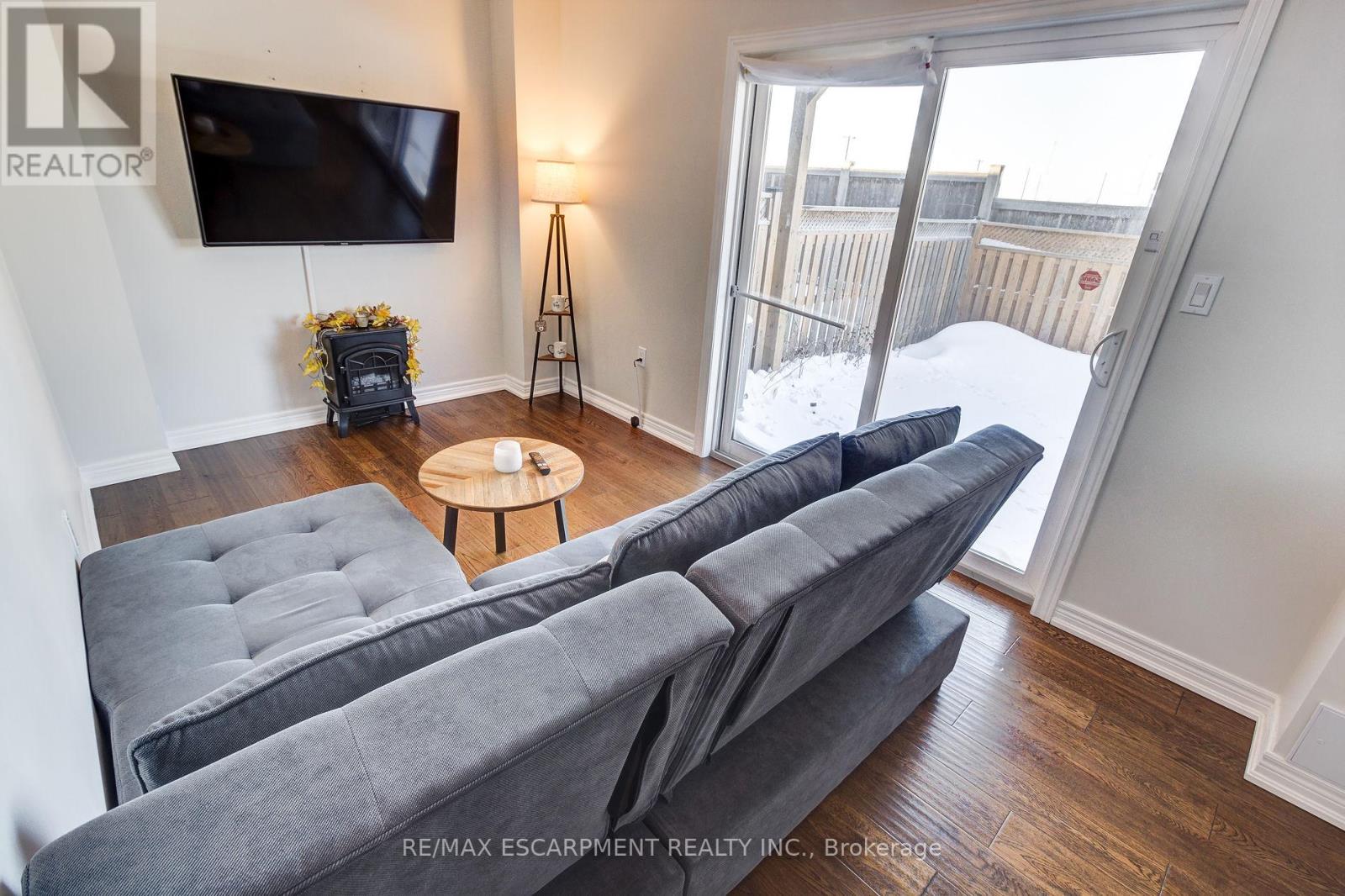 82 Bloom Crescent, Hamilton, Ontario  L0R 1P0 - Photo 41 - X12460448