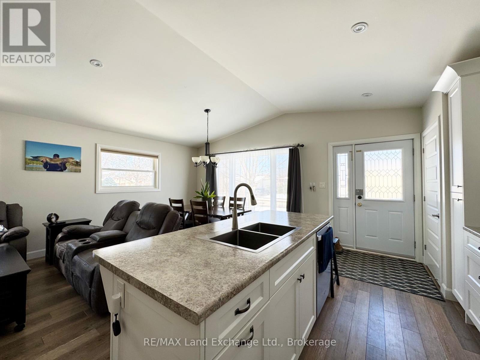 329 Bricker Street, Saugeen Shores, Ontario  N0H 2C1 - Photo 4 - X12460702