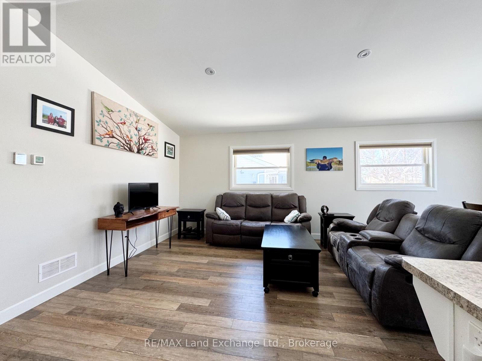 329 Bricker Street, Saugeen Shores, Ontario  N0H 2C1 - Photo 5 - X12460702