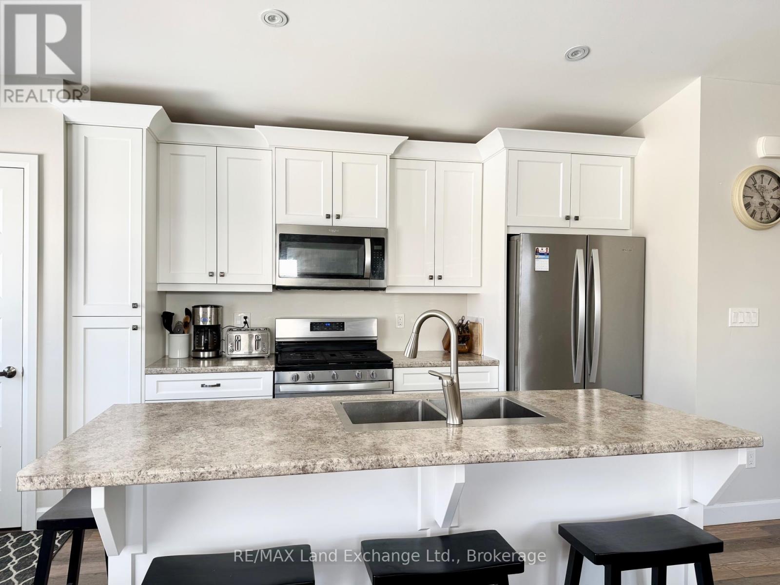 329 Bricker Street, Saugeen Shores, Ontario  N0H 2C1 - Photo 7 - X12460702