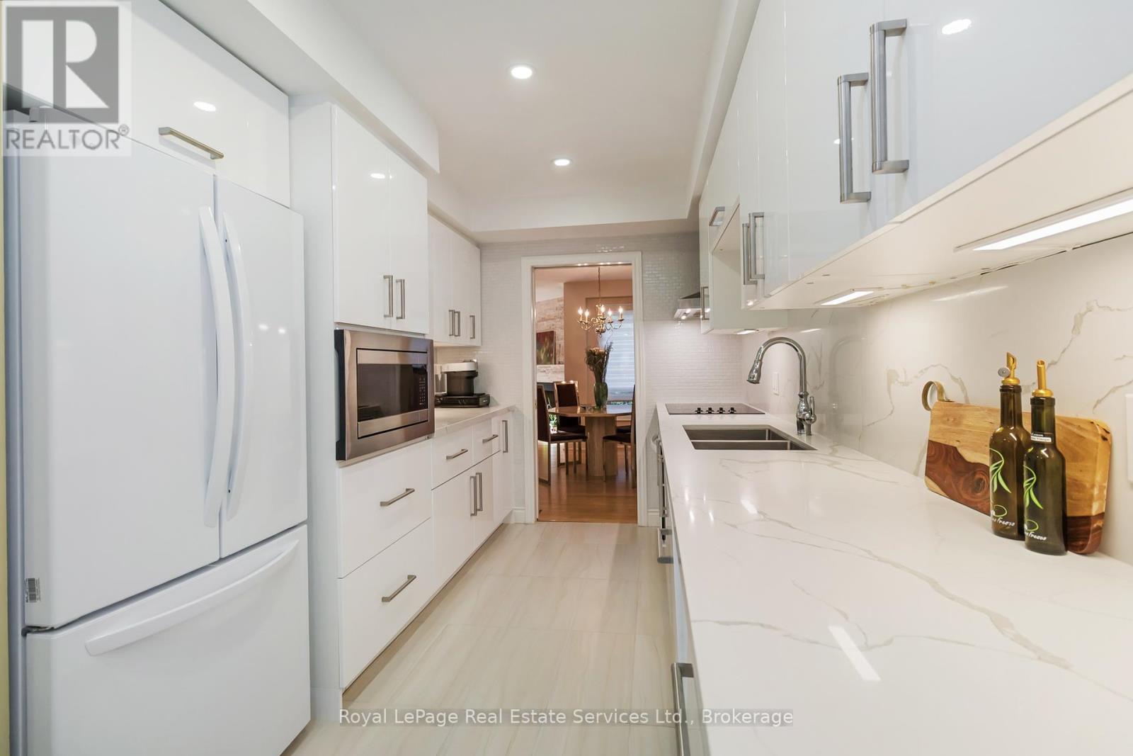 1236 Mccraney Street E, Oakville, Ontario  L6H 4S6 - Photo 15 - W12460591