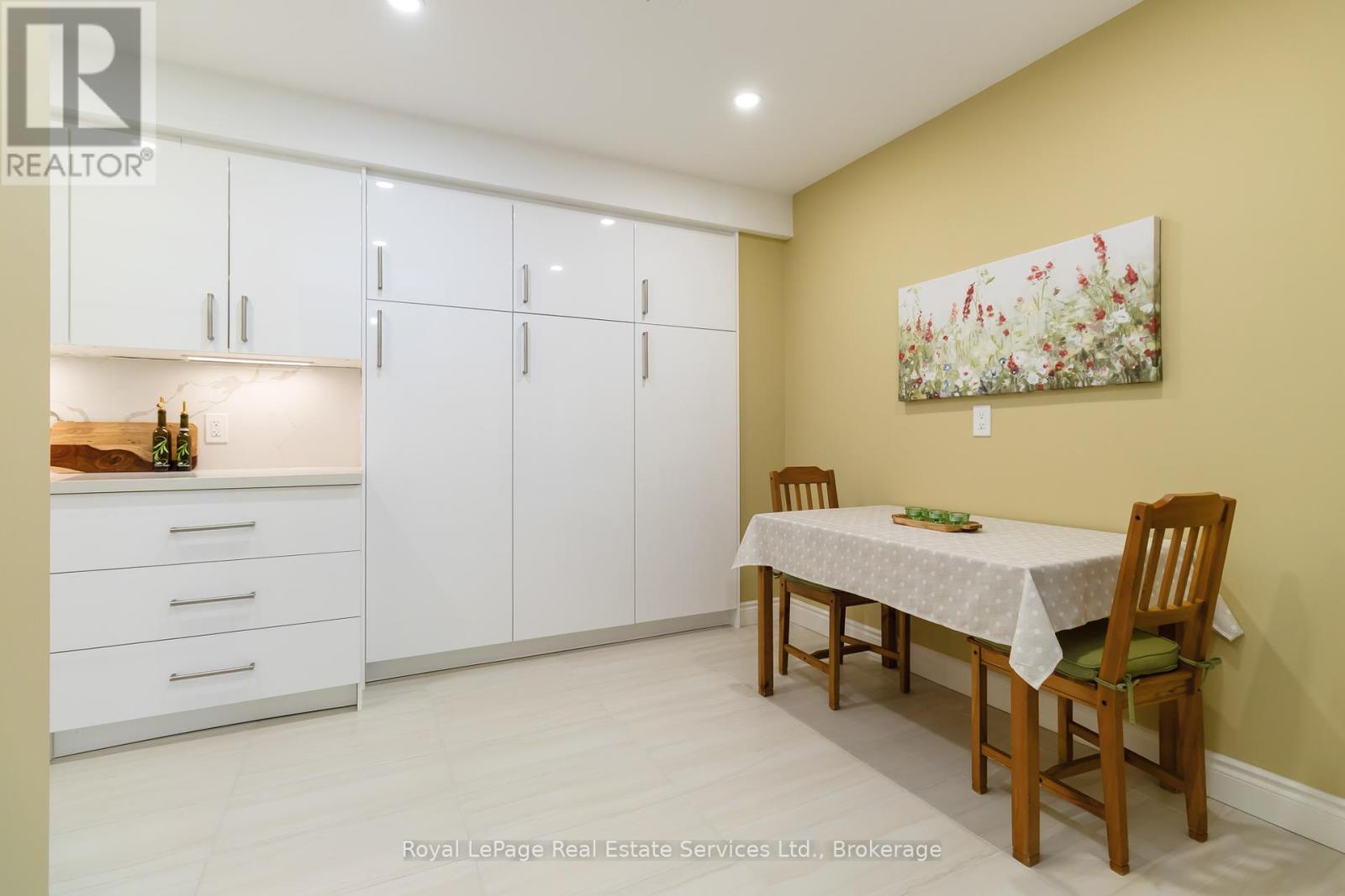 1236 Mccraney Street E, Oakville, Ontario  L6H 4S6 - Photo 17 - W12460591
