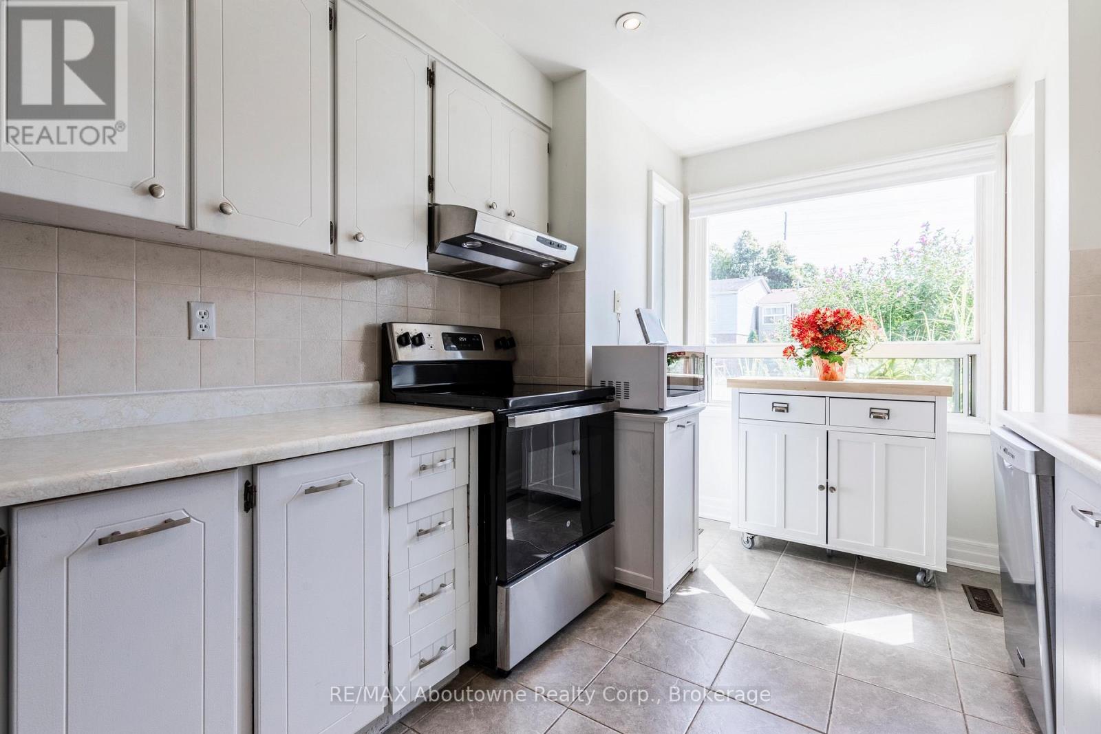 1443 Zante Court N, Mississauga, Ontario  L5J 4M4 - Photo 8 - W12460644