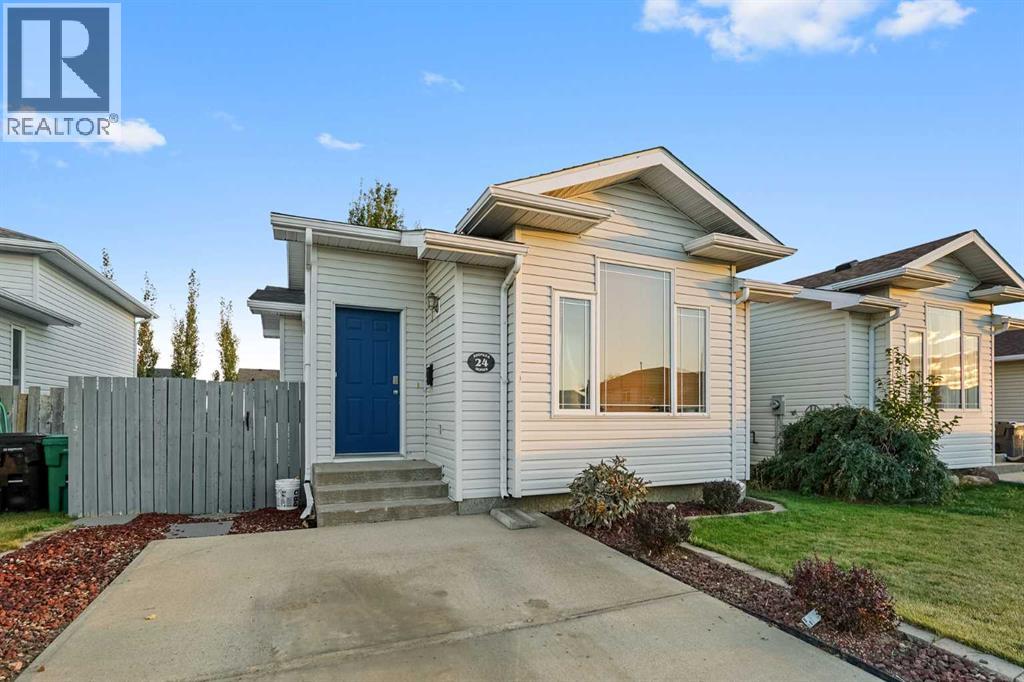 Property at 24 Blackfoot Court W image 2