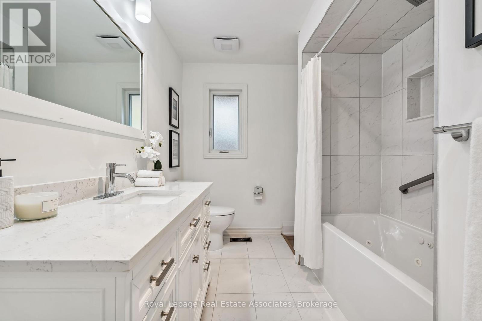 20 Suburban Drive, Mississauga (Streetsville), Ontario  L5N 1G5 - Photo 22 - W12460499