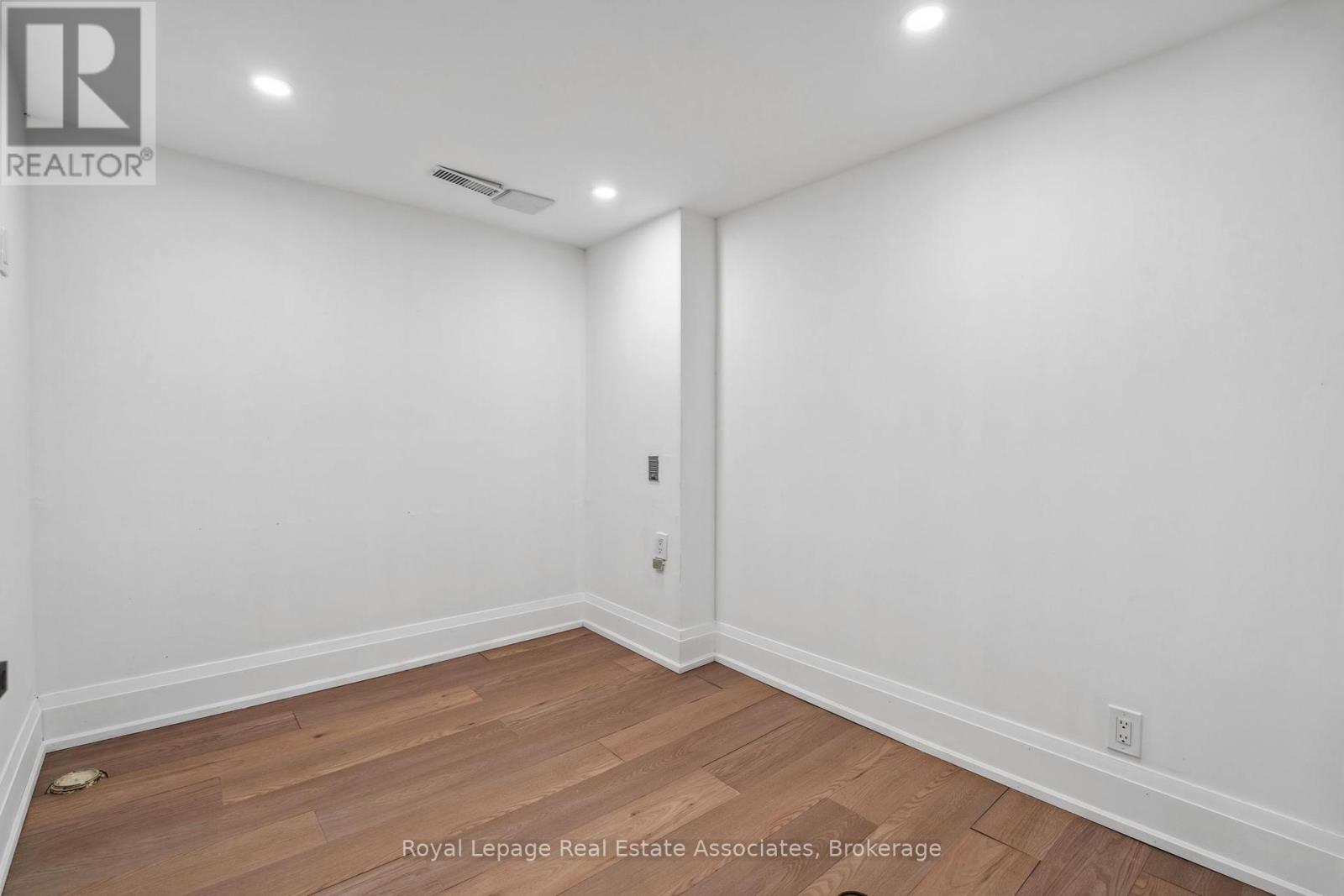 20 Suburban Drive, Mississauga (Streetsville), Ontario  L5N 1G5 - Photo 38 - W12460499