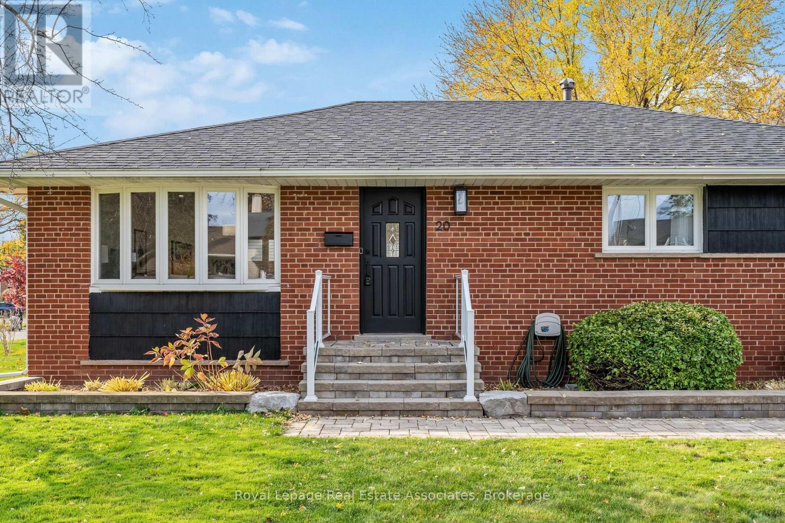 20 Suburban Drive, Mississauga (Streetsville), Ontario  L5N 1G5 - Photo 4 - W12460499
