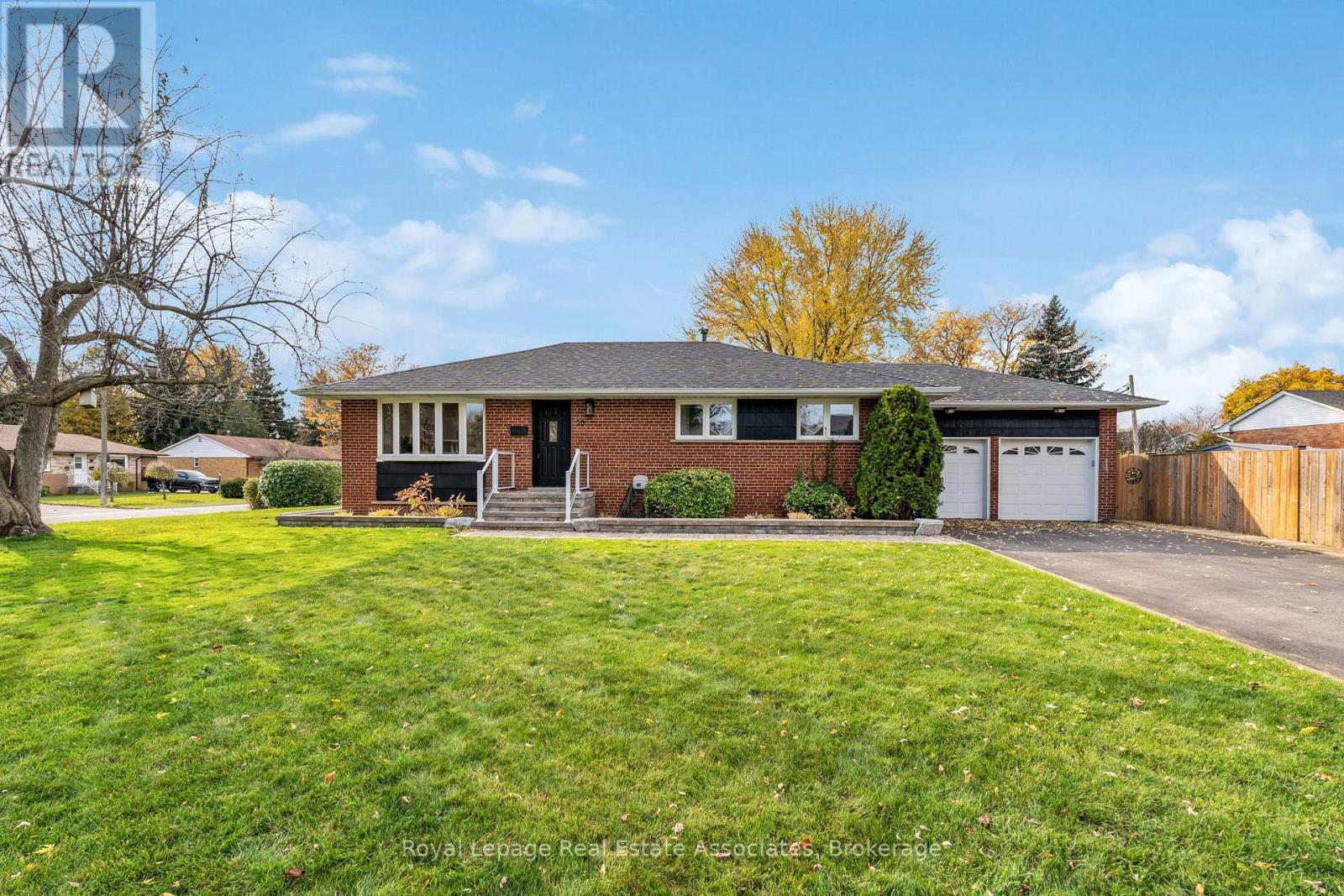 20 Suburban Drive, Mississauga (Streetsville), Ontario  L5N 1G5 - Photo 5 - W12460499