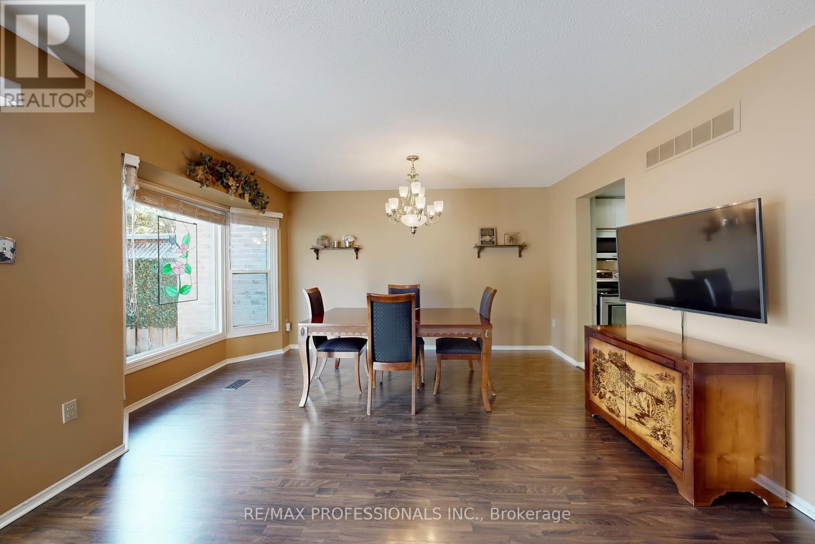46 Tamarack Circle, Toronto, Ontario  M9P 3T9 - Photo 11 - W12460505