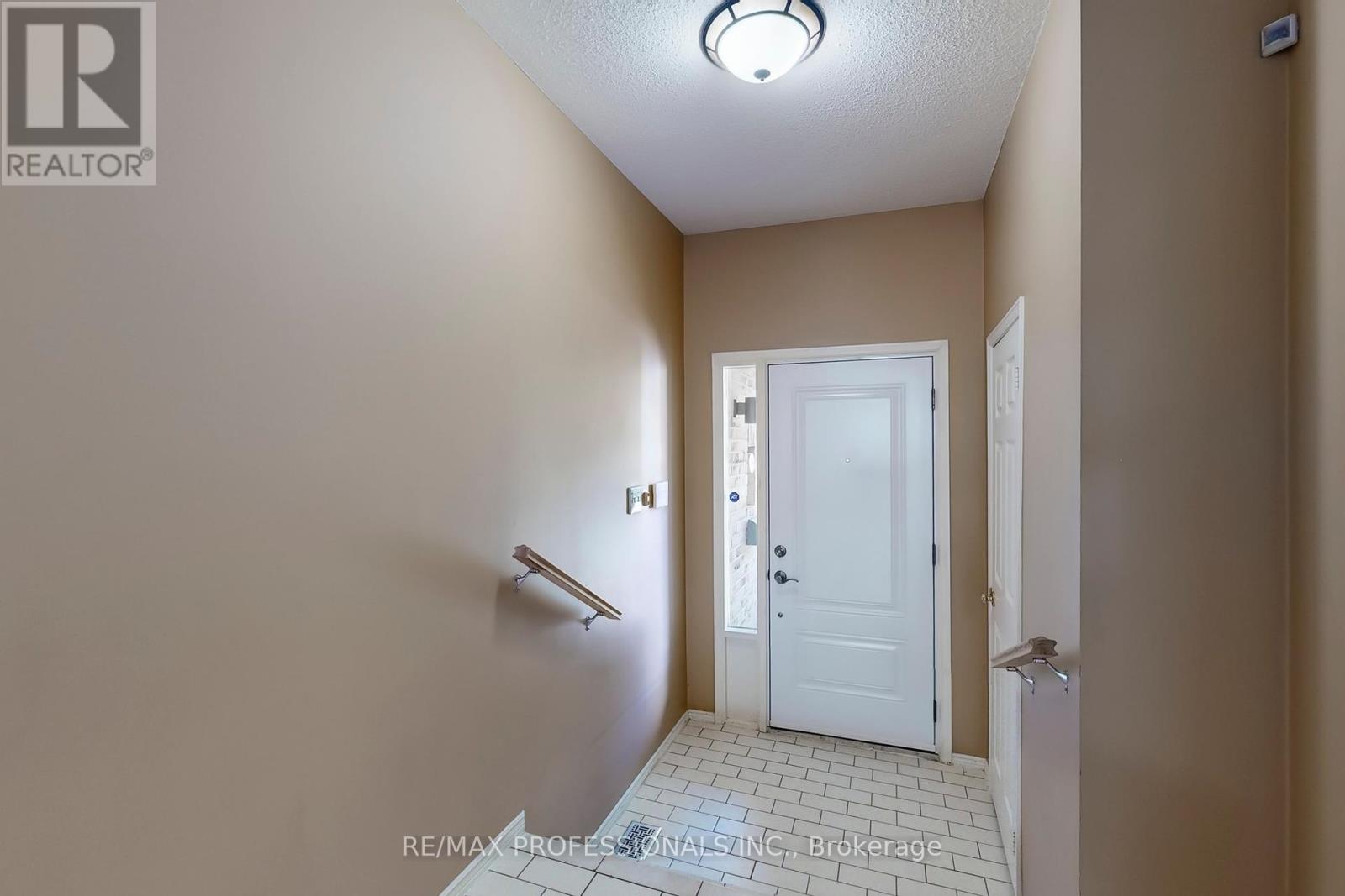 46 Tamarack Circle, Toronto, Ontario  M9P 3T9 - Photo 2 - W12460505