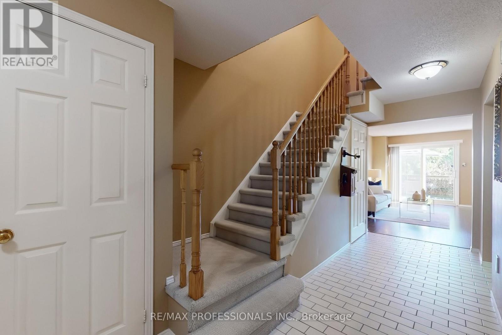 46 Tamarack Circle, Toronto, Ontario  M9P 3T9 - Photo 3 - W12460505