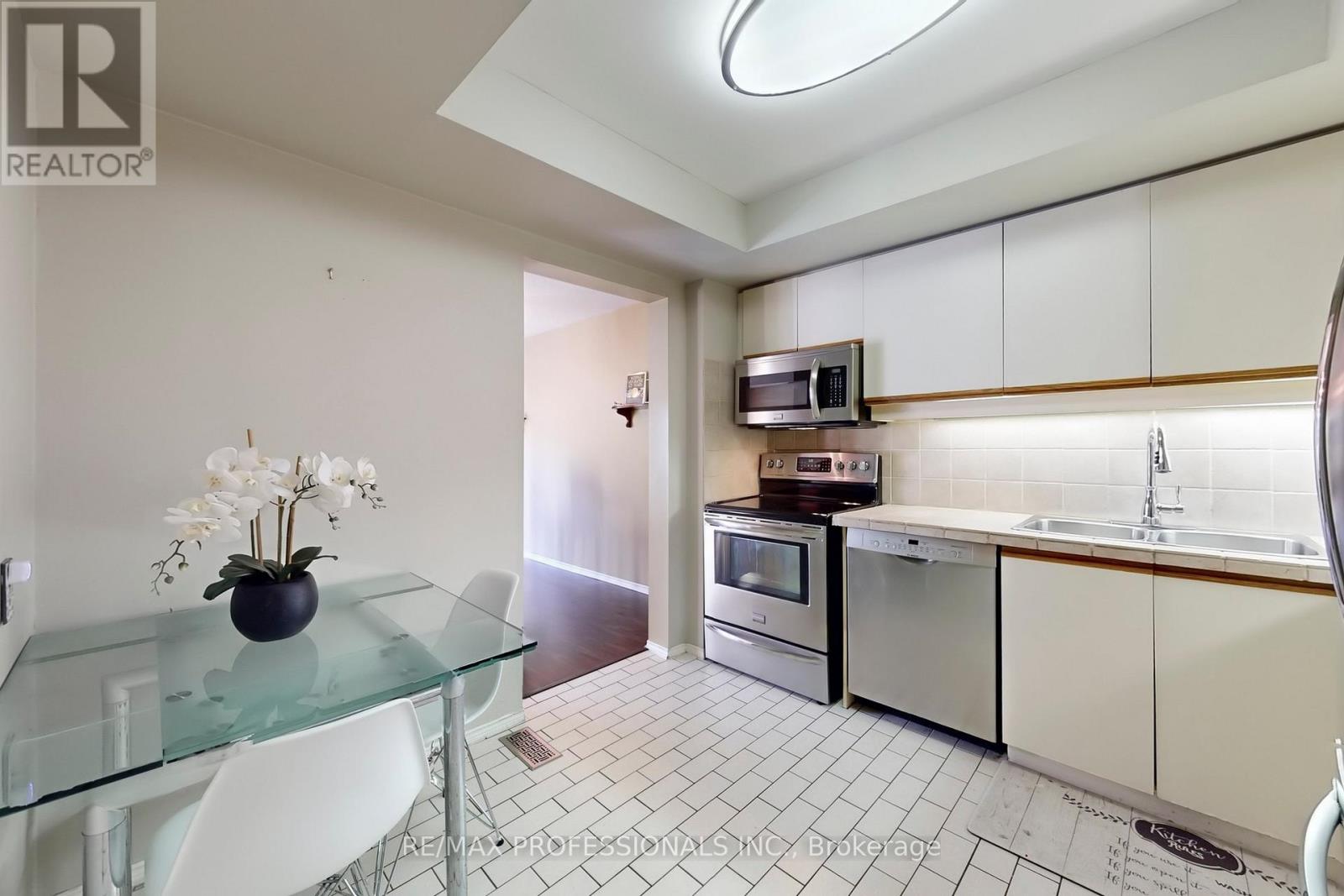 46 Tamarack Circle, Toronto, Ontario  M9P 3T9 - Photo 4 - W12460505