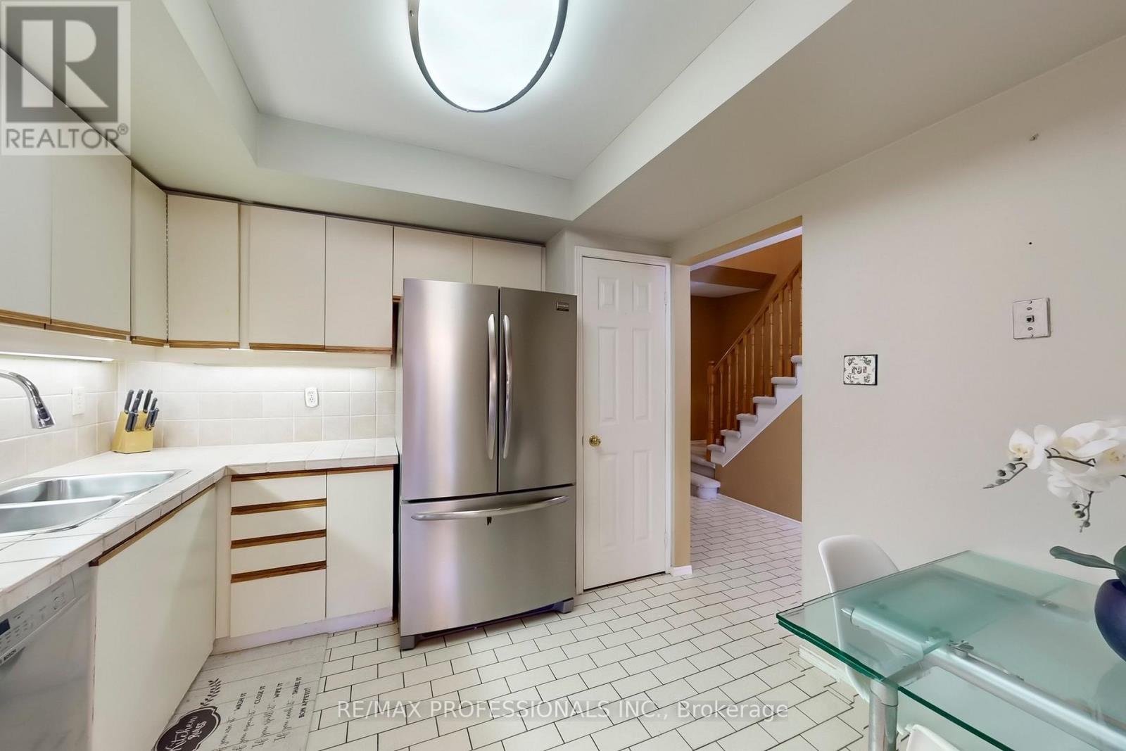46 Tamarack Circle, Toronto, Ontario  M9P 3T9 - Photo 5 - W12460505