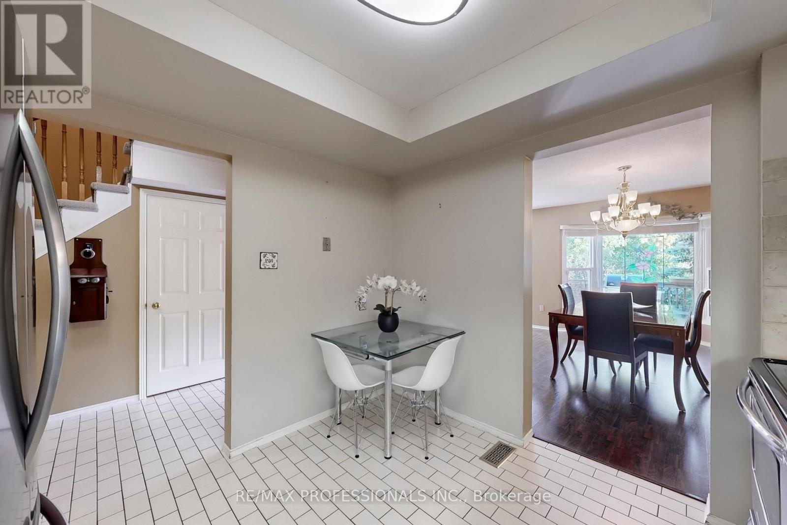 46 Tamarack Circle, Toronto, Ontario  M9P 3T9 - Photo 6 - W12460505