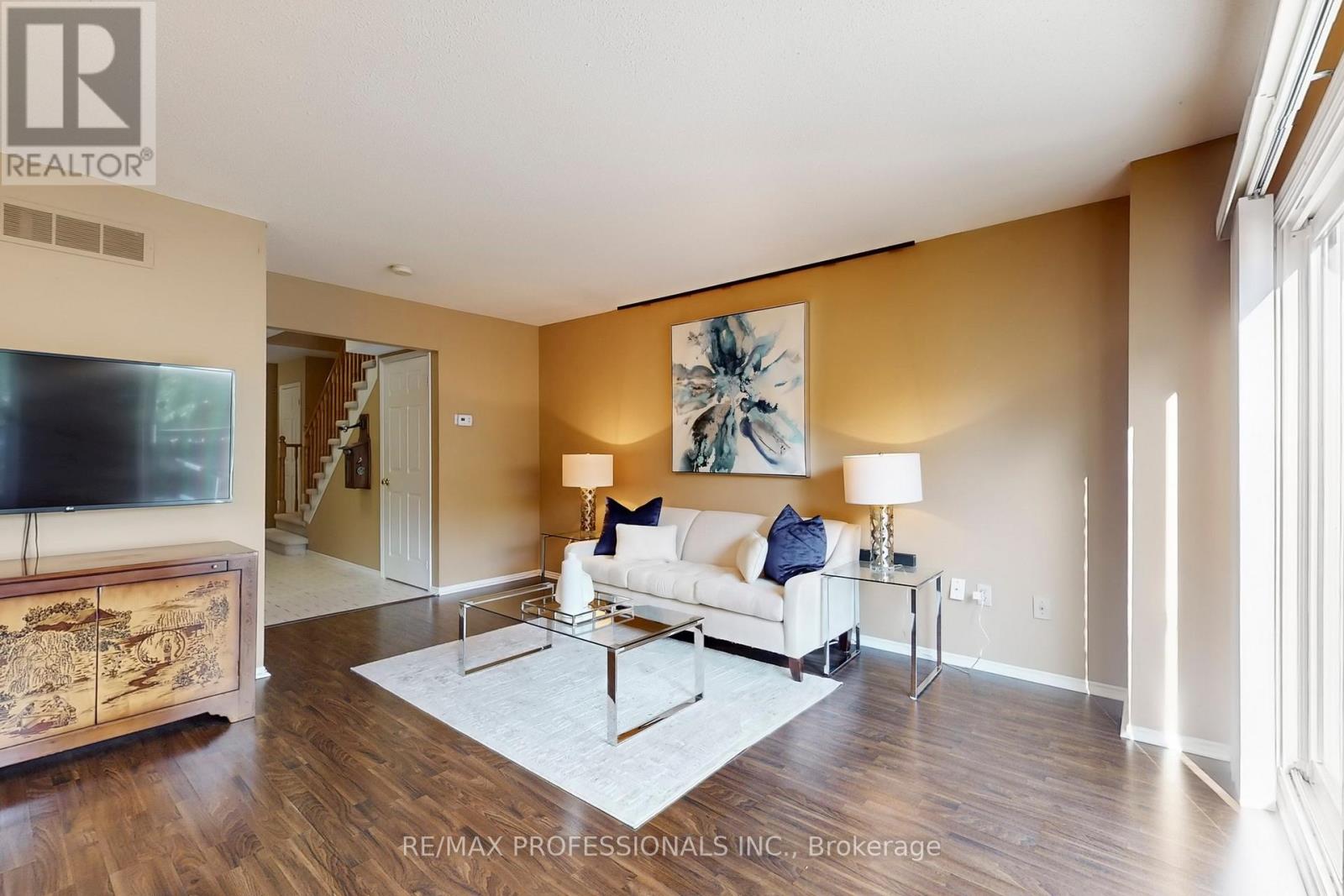 46 Tamarack Circle, Toronto, Ontario  M9P 3T9 - Photo 8 - W12460505