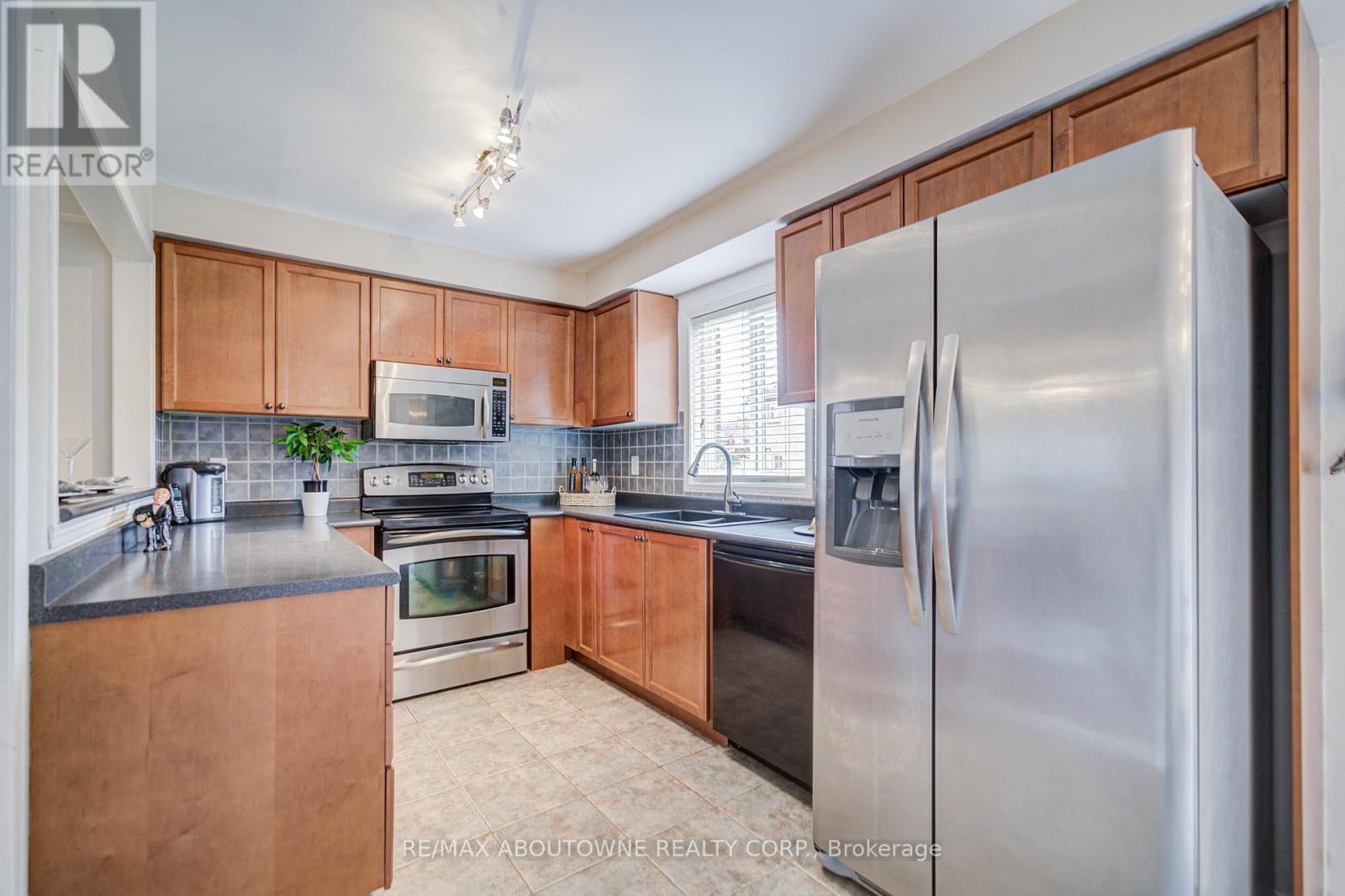 5868 Blue Spruce Avenue, Burlington, Ontario  L7L 7N8 - Photo 17 - W12460534