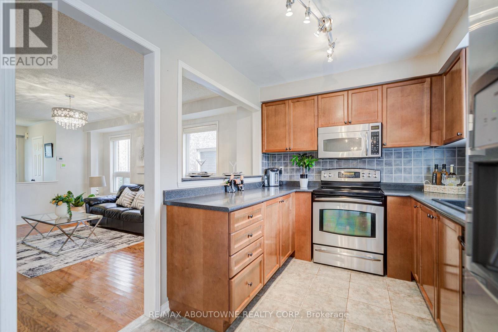 5868 Blue Spruce Avenue, Burlington, Ontario  L7L 7N8 - Photo 18 - W12460534
