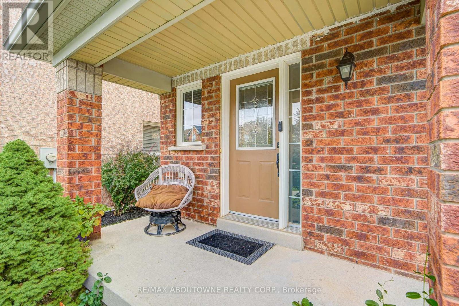 5868 Blue Spruce Avenue, Burlington, Ontario  L7L 7N8 - Photo 2 - W12460534
