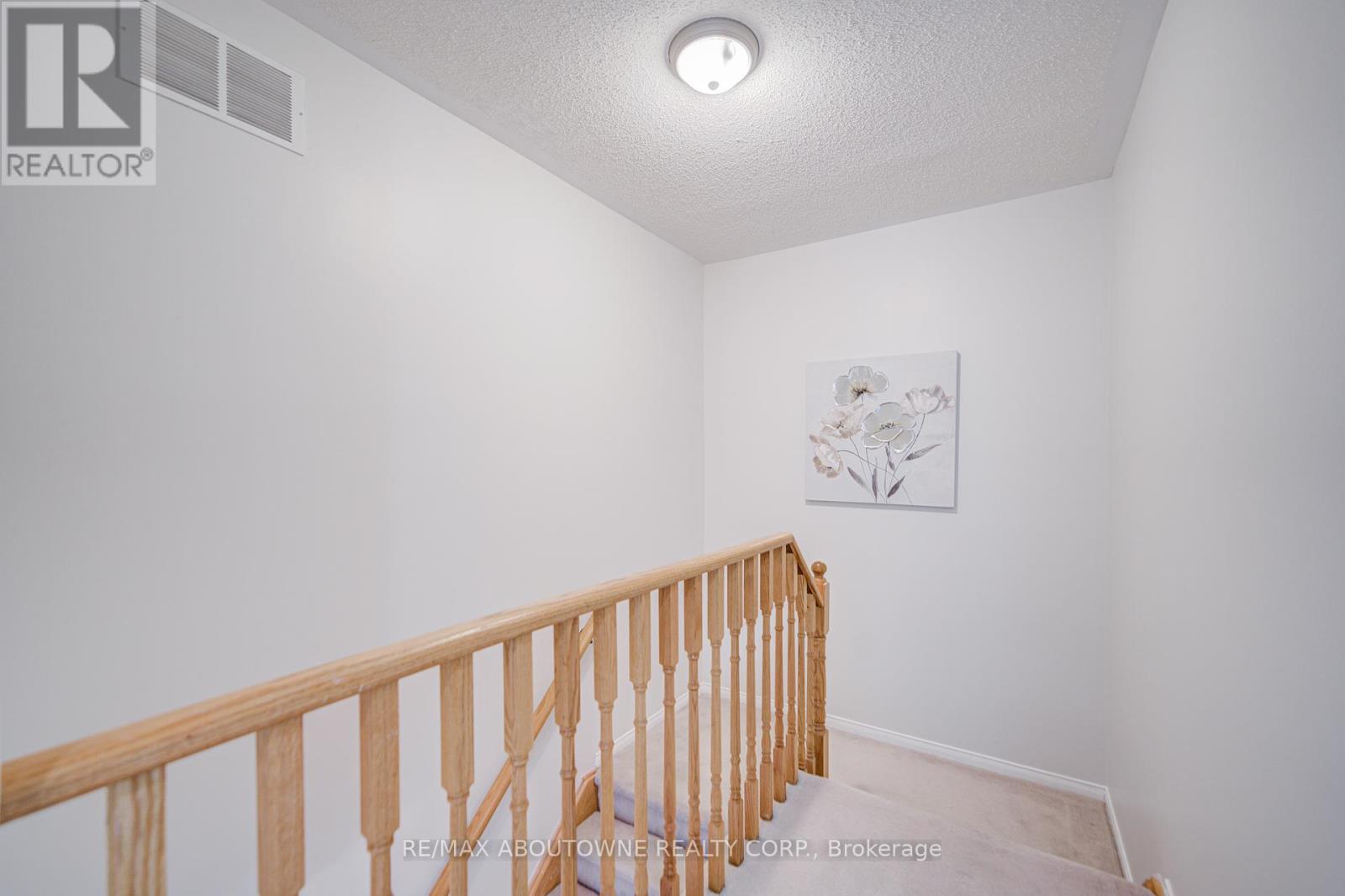 5868 Blue Spruce Avenue, Burlington, Ontario  L7L 7N8 - Photo 22 - W12460534