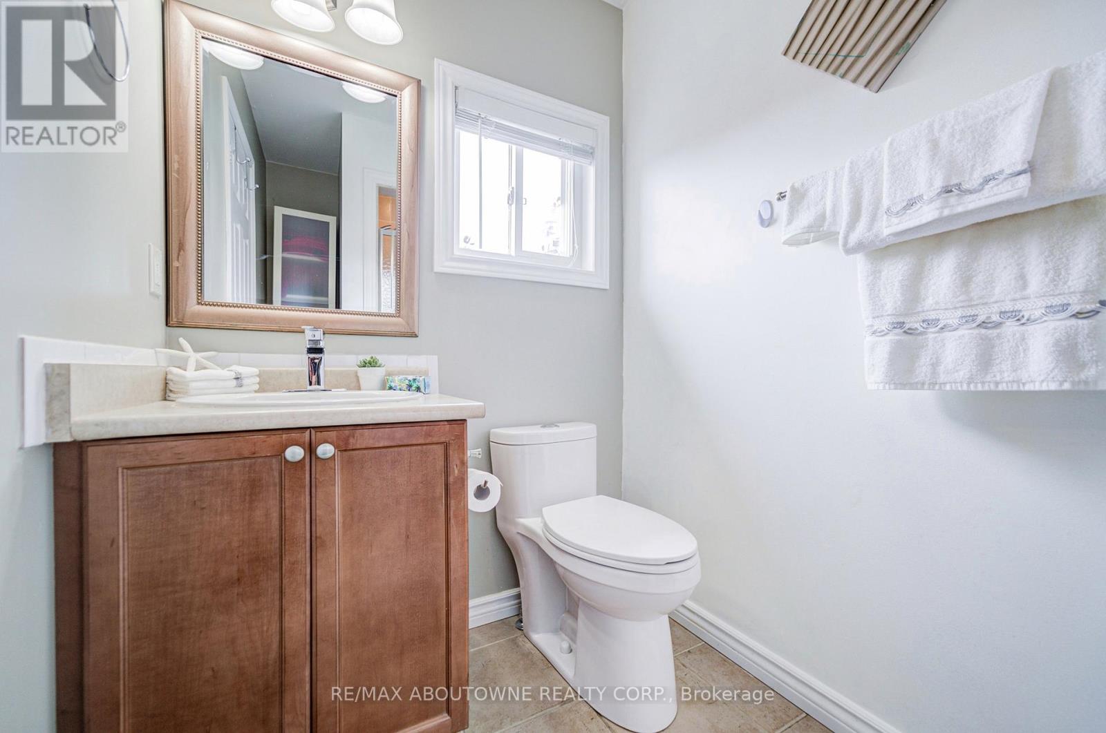 5868 Blue Spruce Avenue, Burlington, Ontario  L7L 7N8 - Photo 27 - W12460534