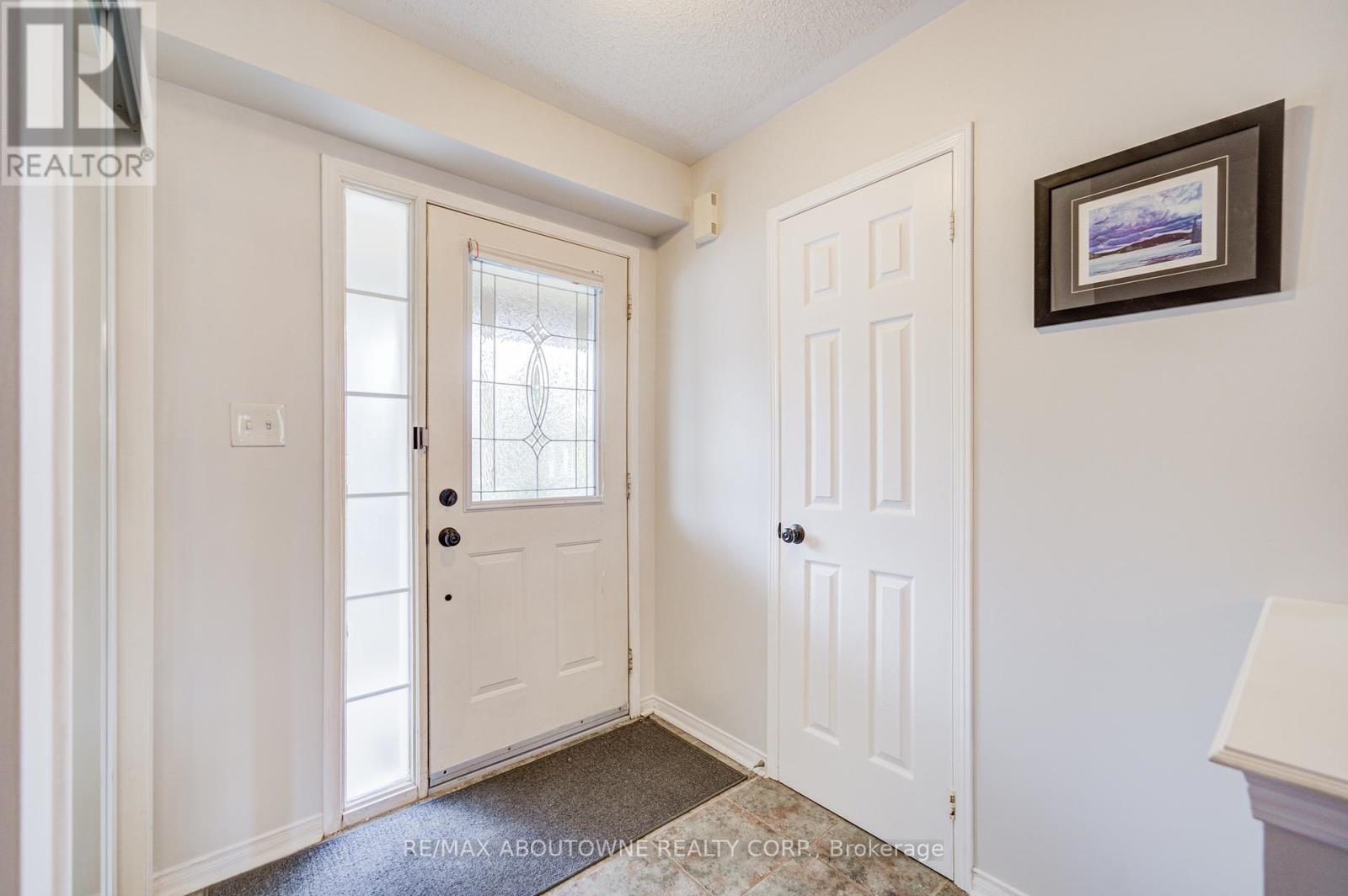 5868 Blue Spruce Avenue, Burlington, Ontario  L7L 7N8 - Photo 8 - W12460534