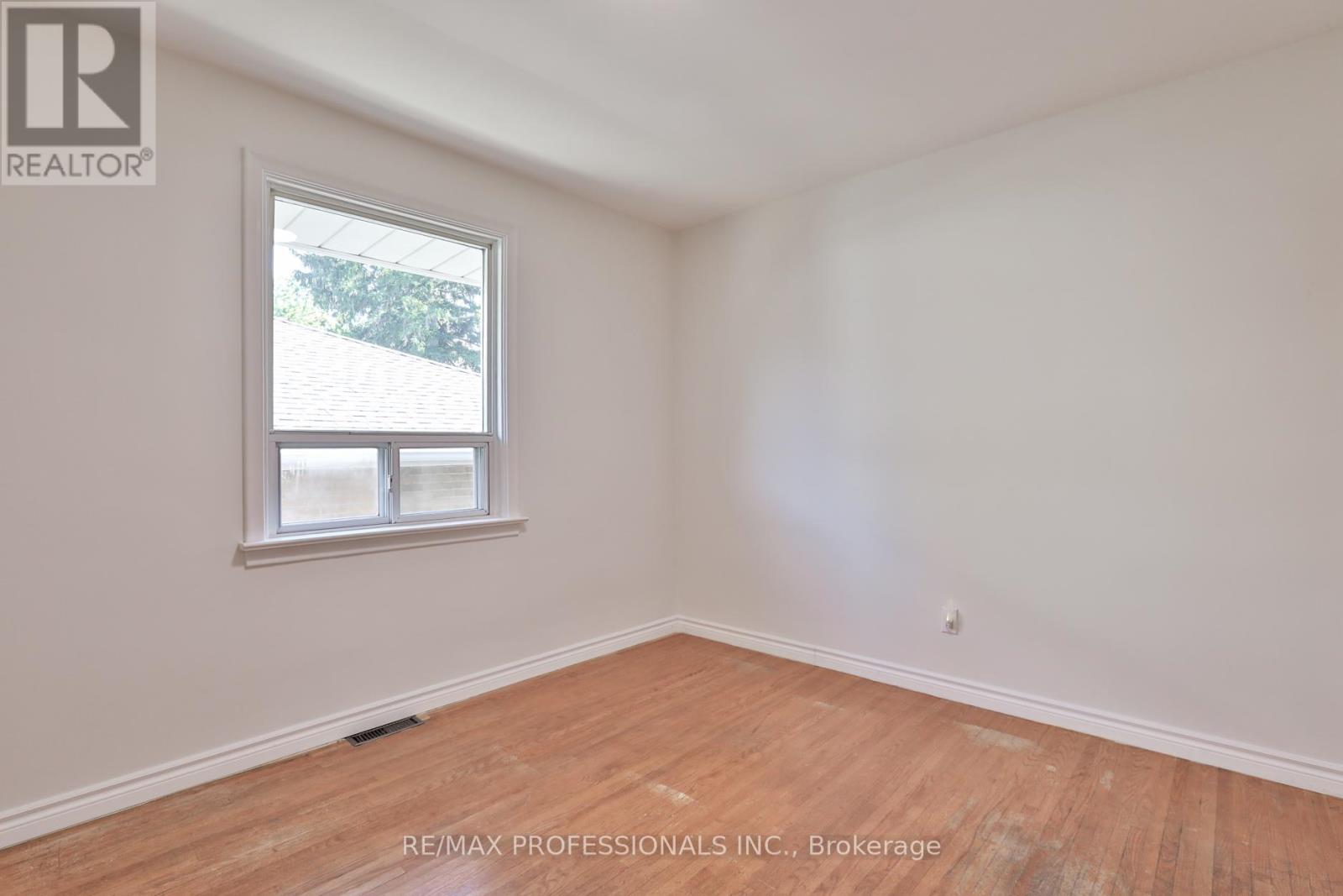 91 Jeffcoat Drive, Toronto, Ontario  M9W 3B9 - Photo 11 - W12460551
