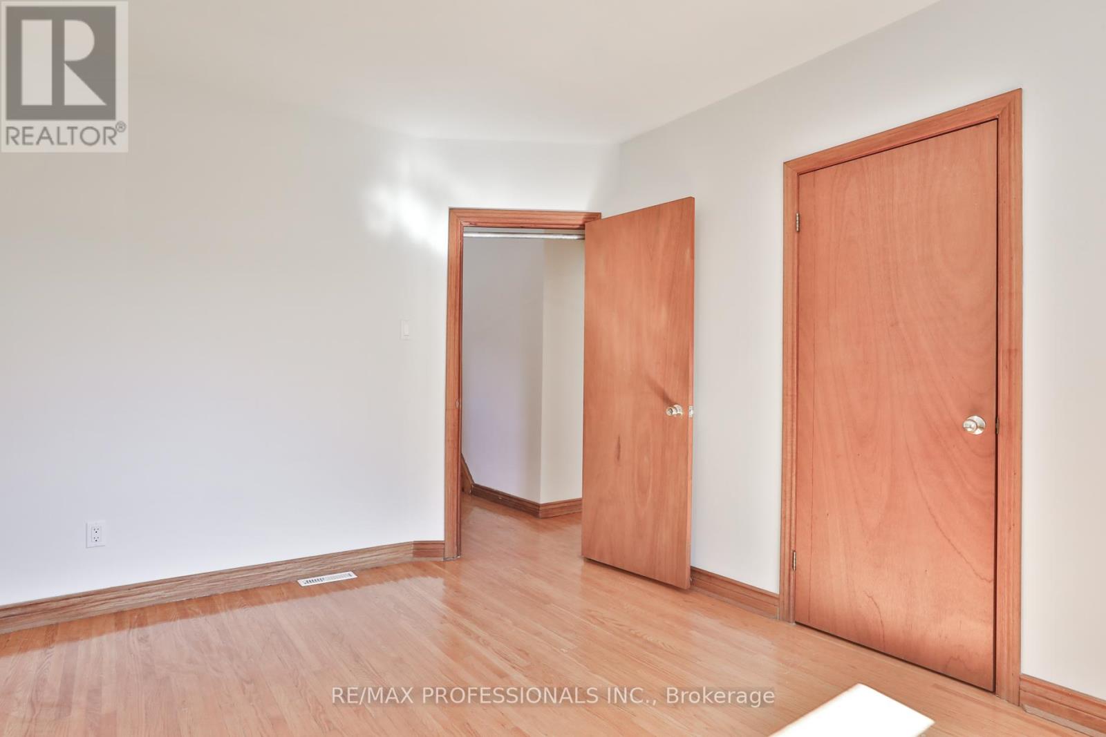 91 Jeffcoat Drive, Toronto, Ontario  M9W 3B9 - Photo 12 - W12460551