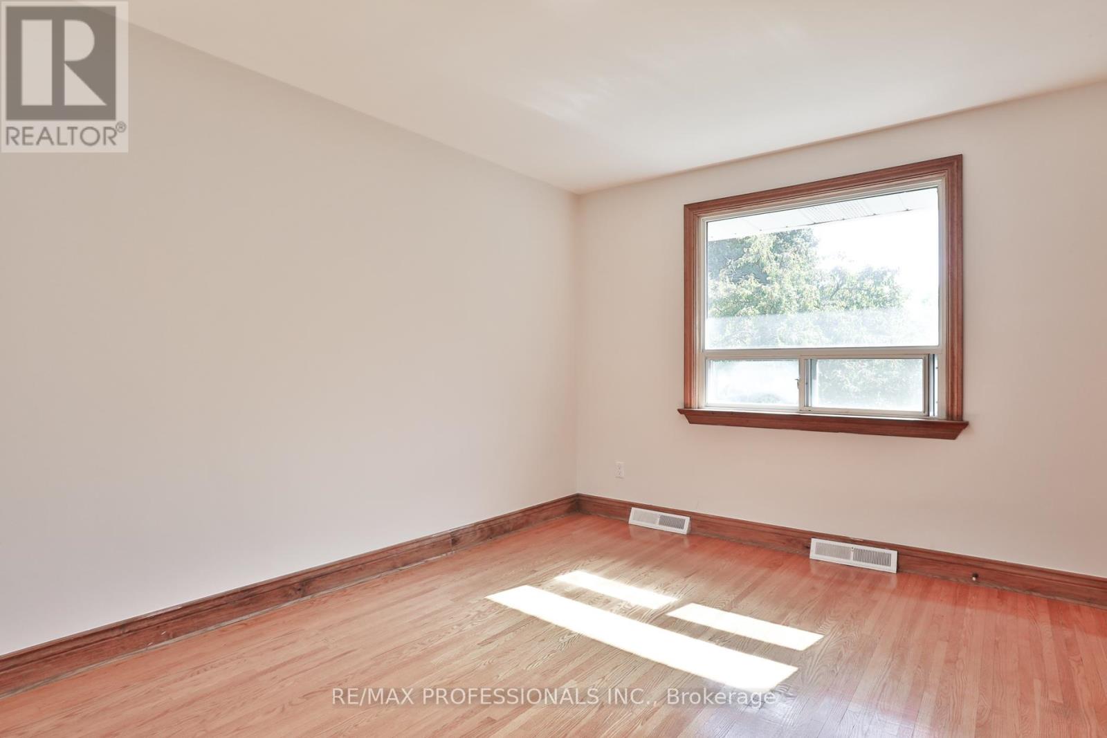 91 Jeffcoat Drive, Toronto, Ontario  M9W 3B9 - Photo 13 - W12460551