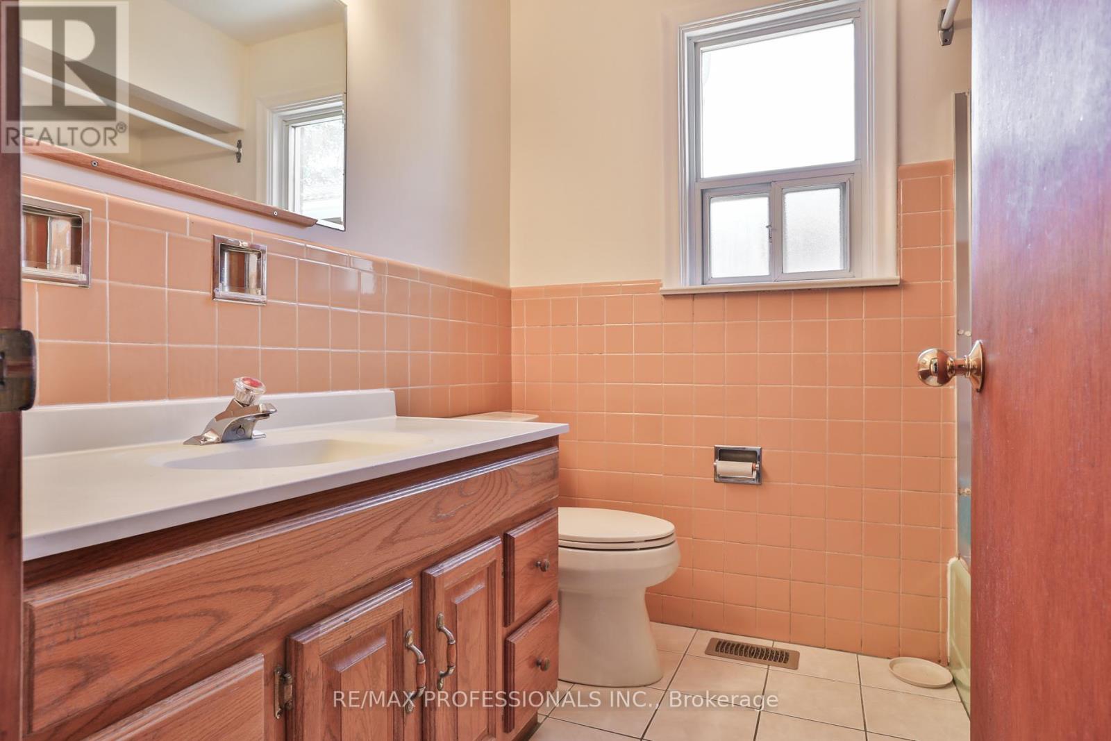 91 Jeffcoat Drive, Toronto, Ontario  M9W 3B9 - Photo 14 - W12460551