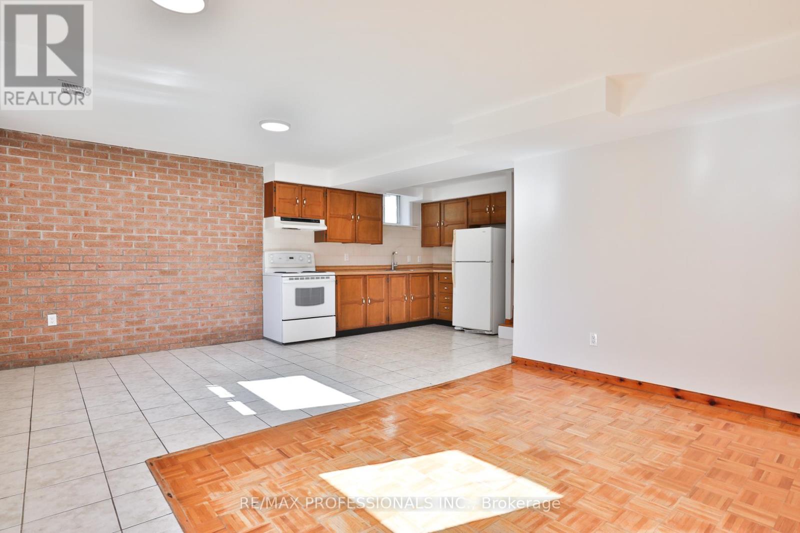 91 Jeffcoat Drive, Toronto, Ontario  M9W 3B9 - Photo 19 - W12460551