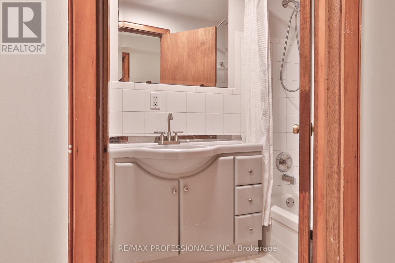 91 Jeffcoat Drive, Toronto, Ontario  M9W 3B9 - Photo 21 - W12460551