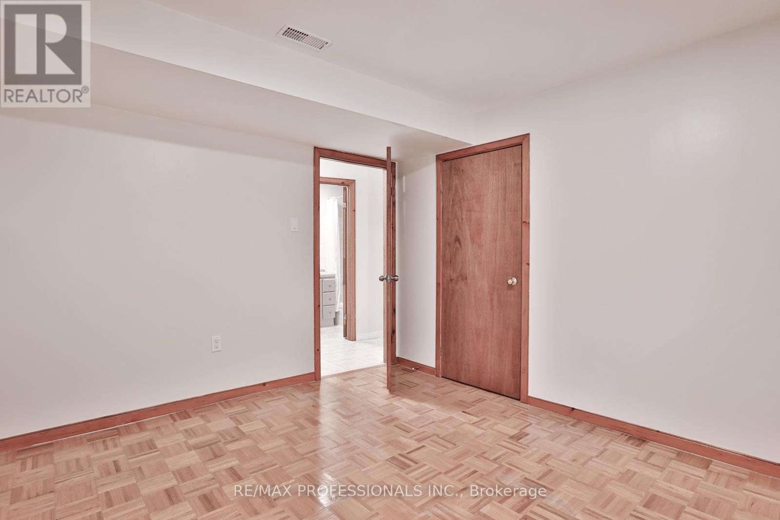 91 Jeffcoat Drive, Toronto, Ontario  M9W 3B9 - Photo 23 - W12460551