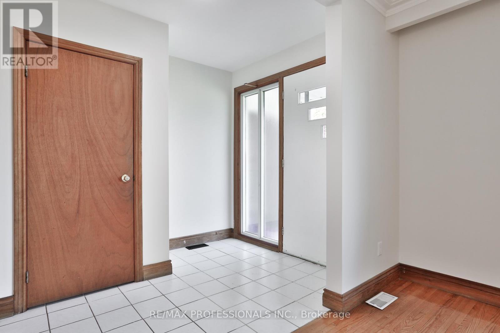 91 Jeffcoat Drive, Toronto, Ontario  M9W 3B9 - Photo 3 - W12460551