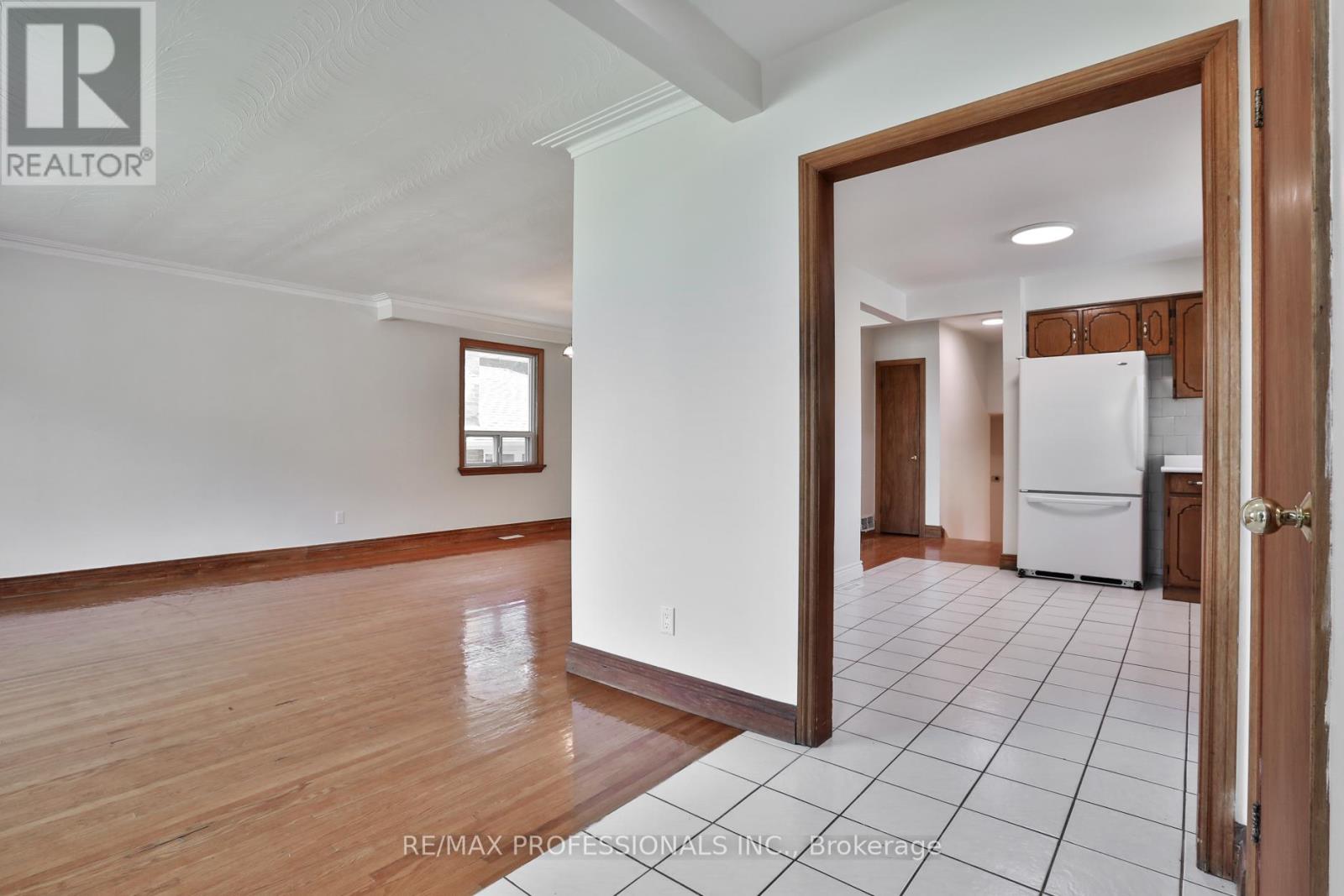 91 Jeffcoat Drive, Toronto, Ontario  M9W 3B9 - Photo 4 - W12460551