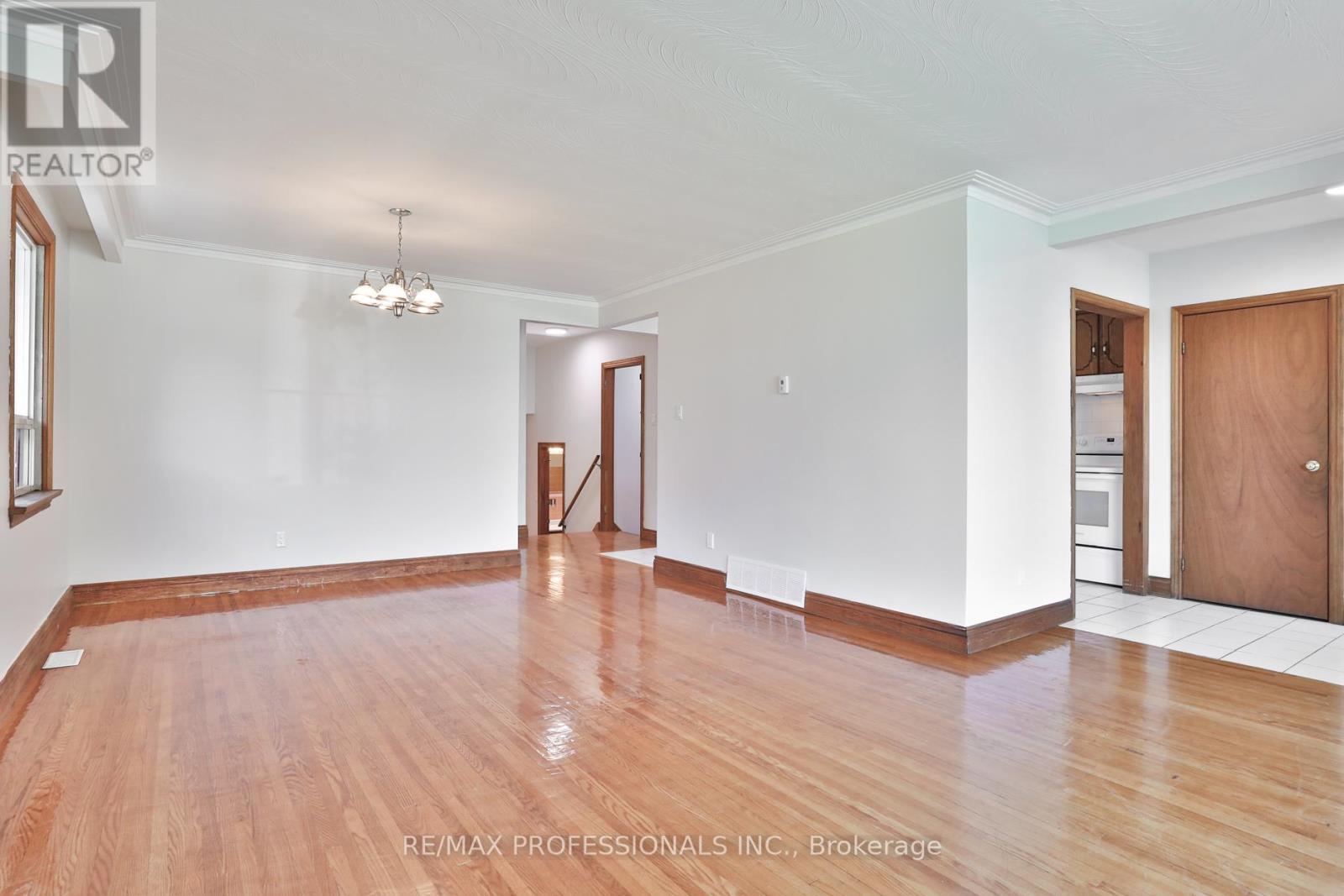 91 Jeffcoat Drive, Toronto, Ontario  M9W 3B9 - Photo 5 - W12460551