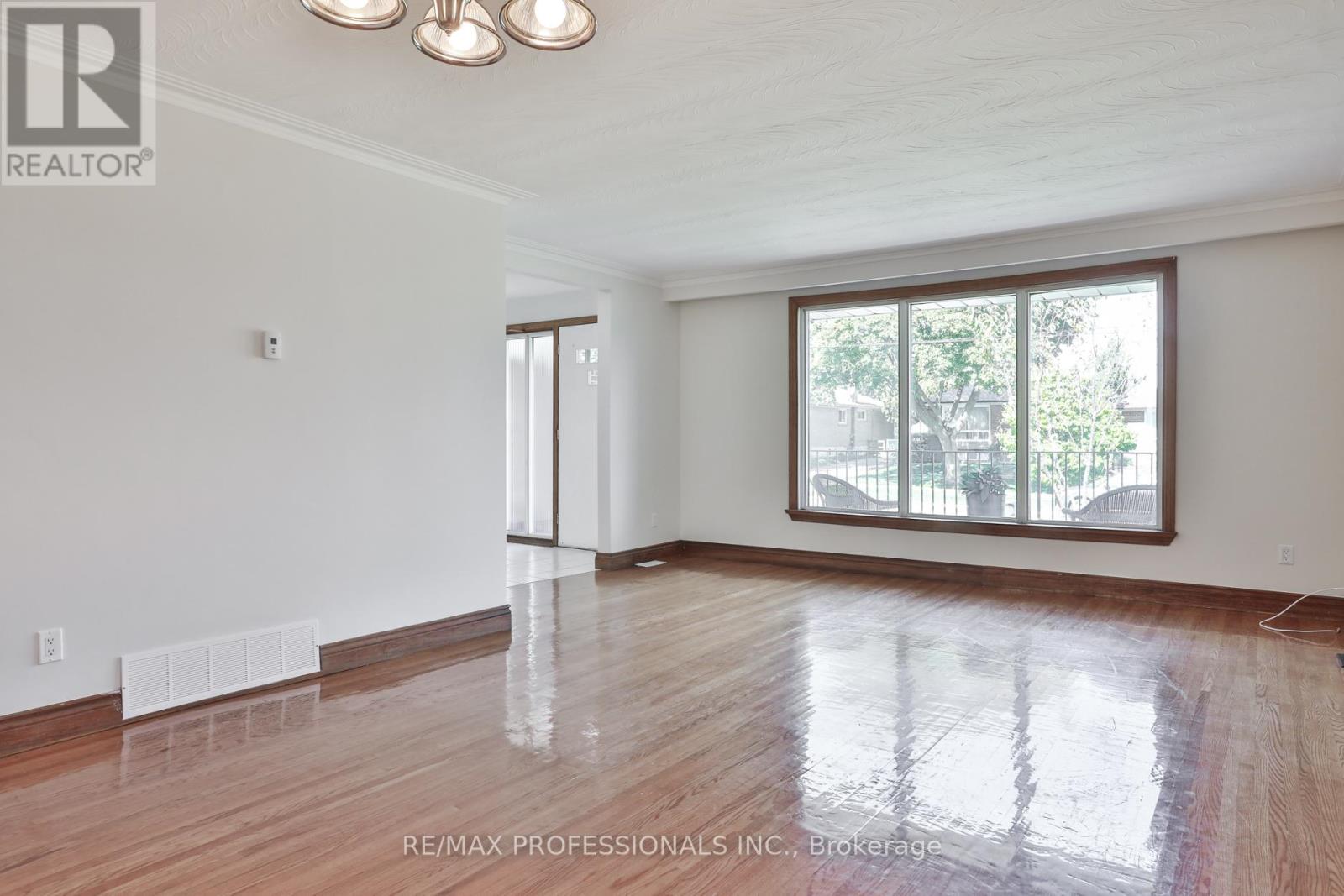 91 Jeffcoat Drive, Toronto, Ontario  M9W 3B9 - Photo 6 - W12460551