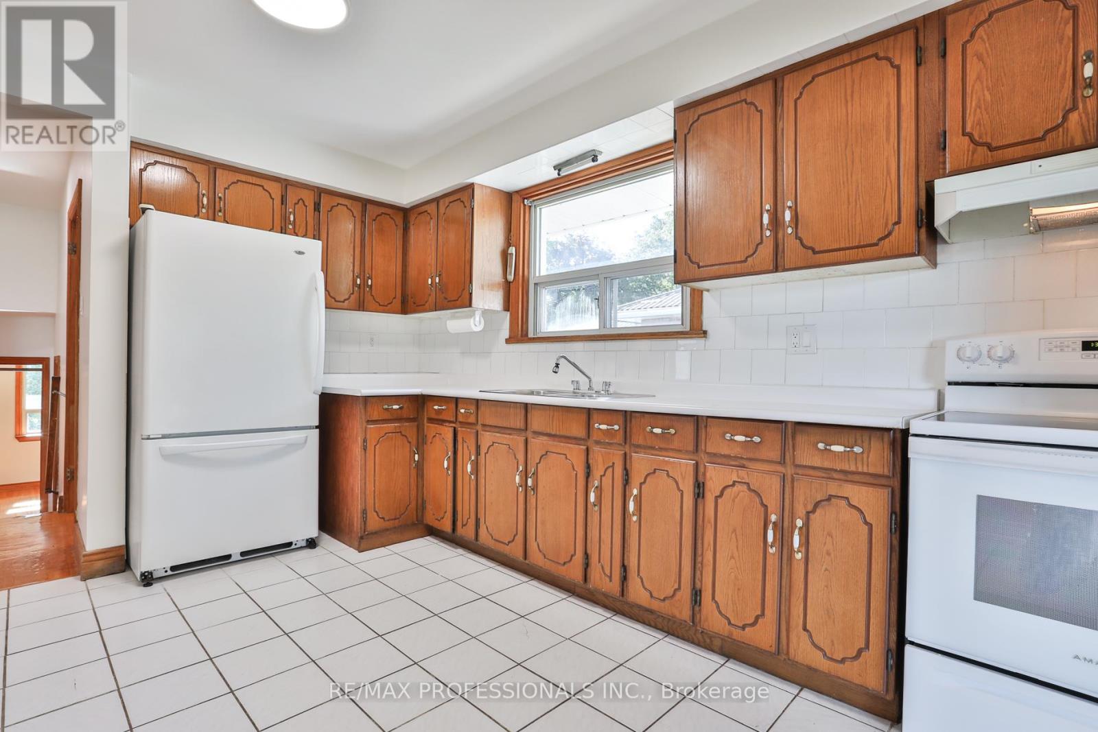 91 Jeffcoat Drive, Toronto, Ontario  M9W 3B9 - Photo 8 - W12460551