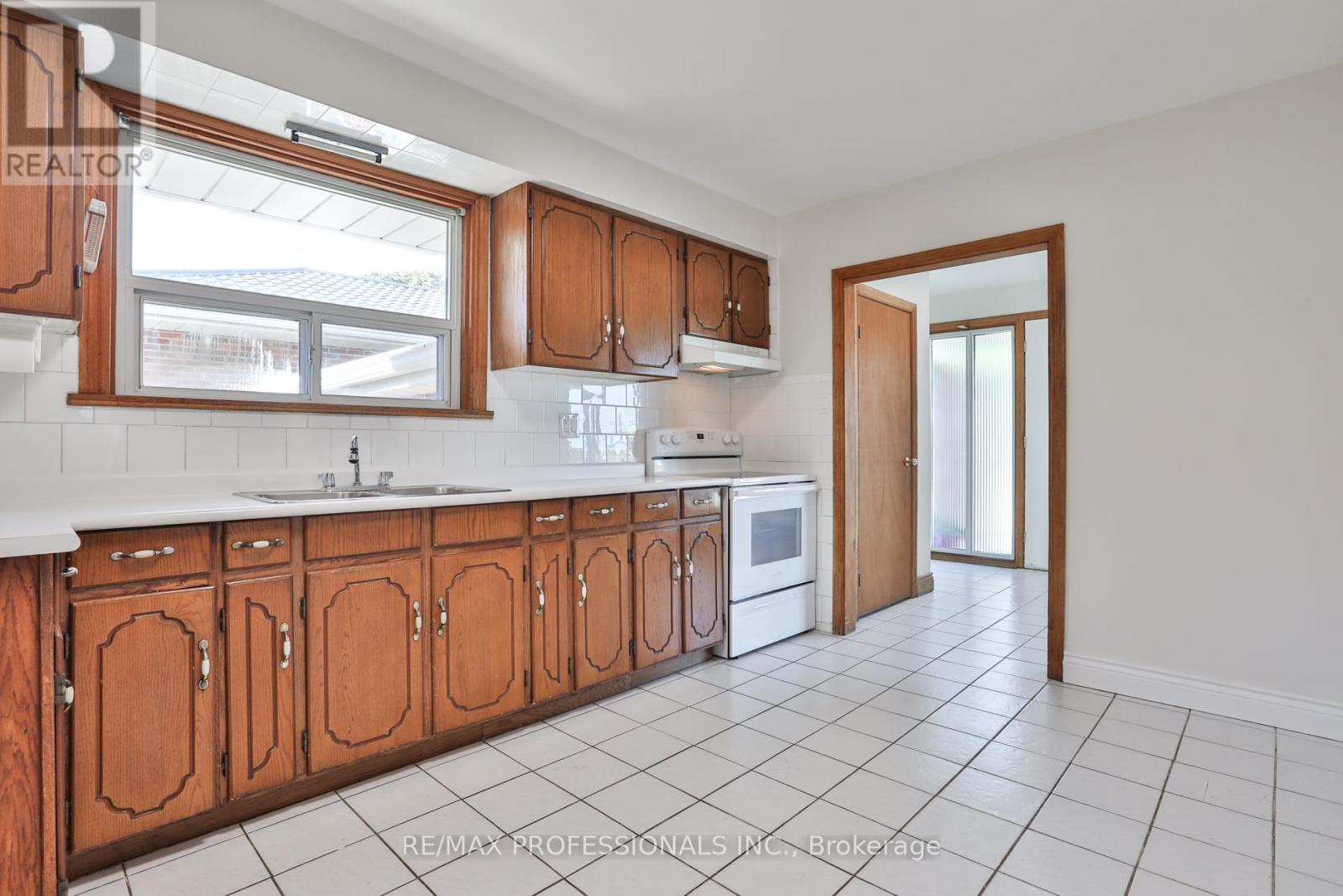 91 Jeffcoat Drive, Toronto, Ontario  M9W 3B9 - Photo 9 - W12460551