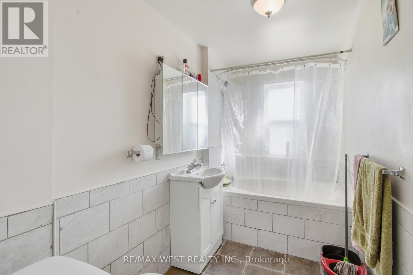 597 Barton Street E, Hamilton (Gibson), Ontario  L8L 2Z6 - Photo 24 - X12460486