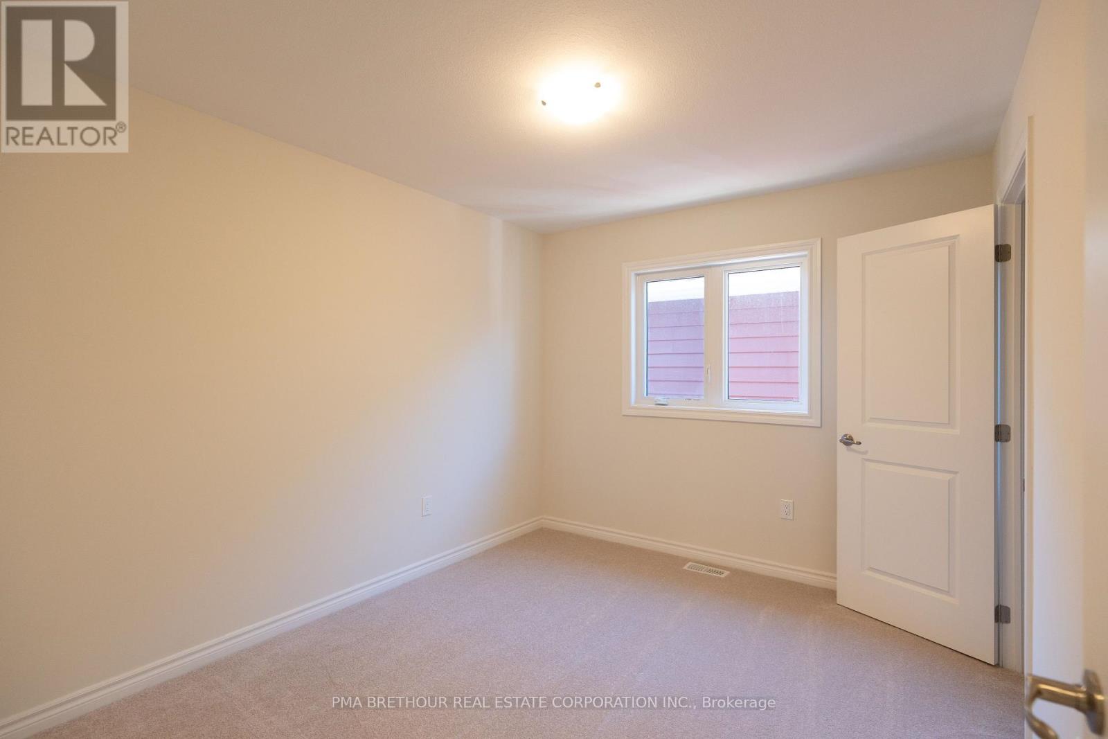 400 Beechwood Forest Lane, Gravenhurst, Ontario  P1P 1A7 - Photo 11 - X12460556