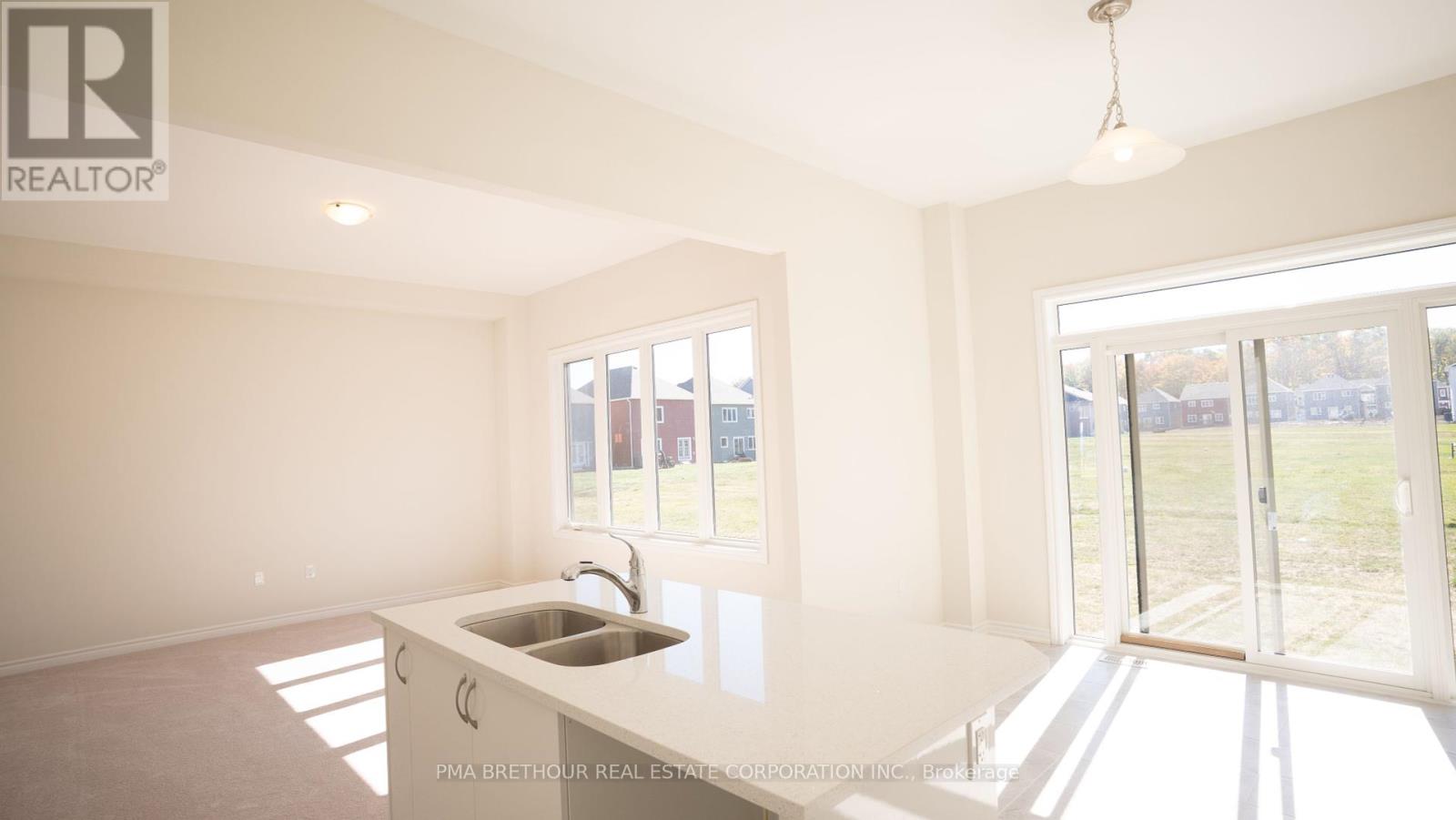 400 Beechwood Forest Lane, Gravenhurst, Ontario  P1P 1A7 - Photo 5 - X12460556